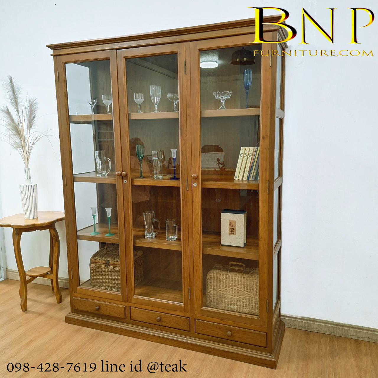 ตู้โชว์ไม้สัก รุ่น บุญยืน