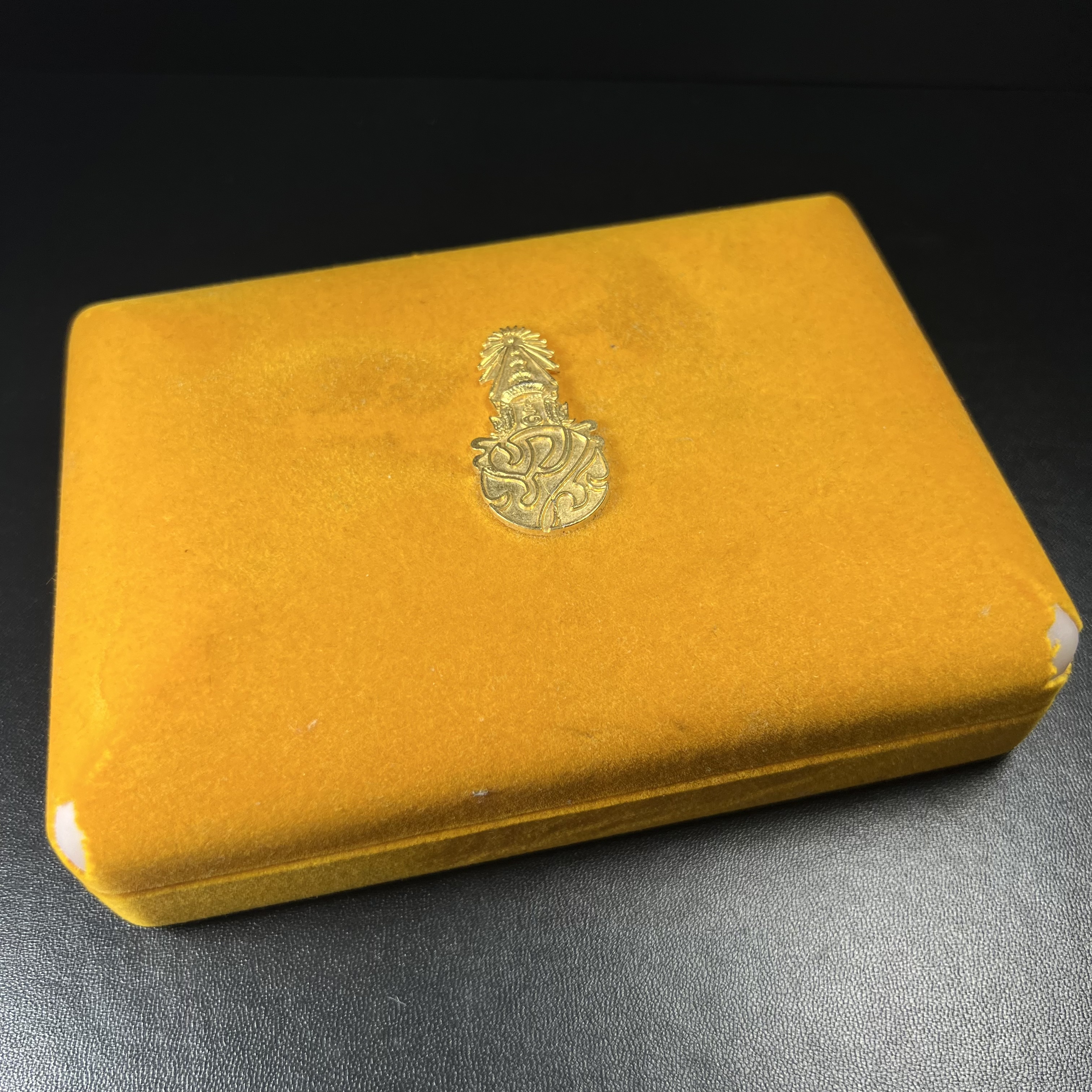 พระหลวงปู่ทวด ภปร.ปี2547 (เนื้อพิเศษกรรมการ)ทรงกลีบบัวและทรงกลีบขนุน เนื้อผงสมเด็จฯ(โรยผงตะไบ ชนวนเก่า) พร้อมเหรียญพระพุทธสิหธรรมมงคล ภปร. ทรงหยดน้ำ เนื้อเงินแท้ กล่องบรรจุเดิมครบ(1ชุด 3 องค์)(หายาก)