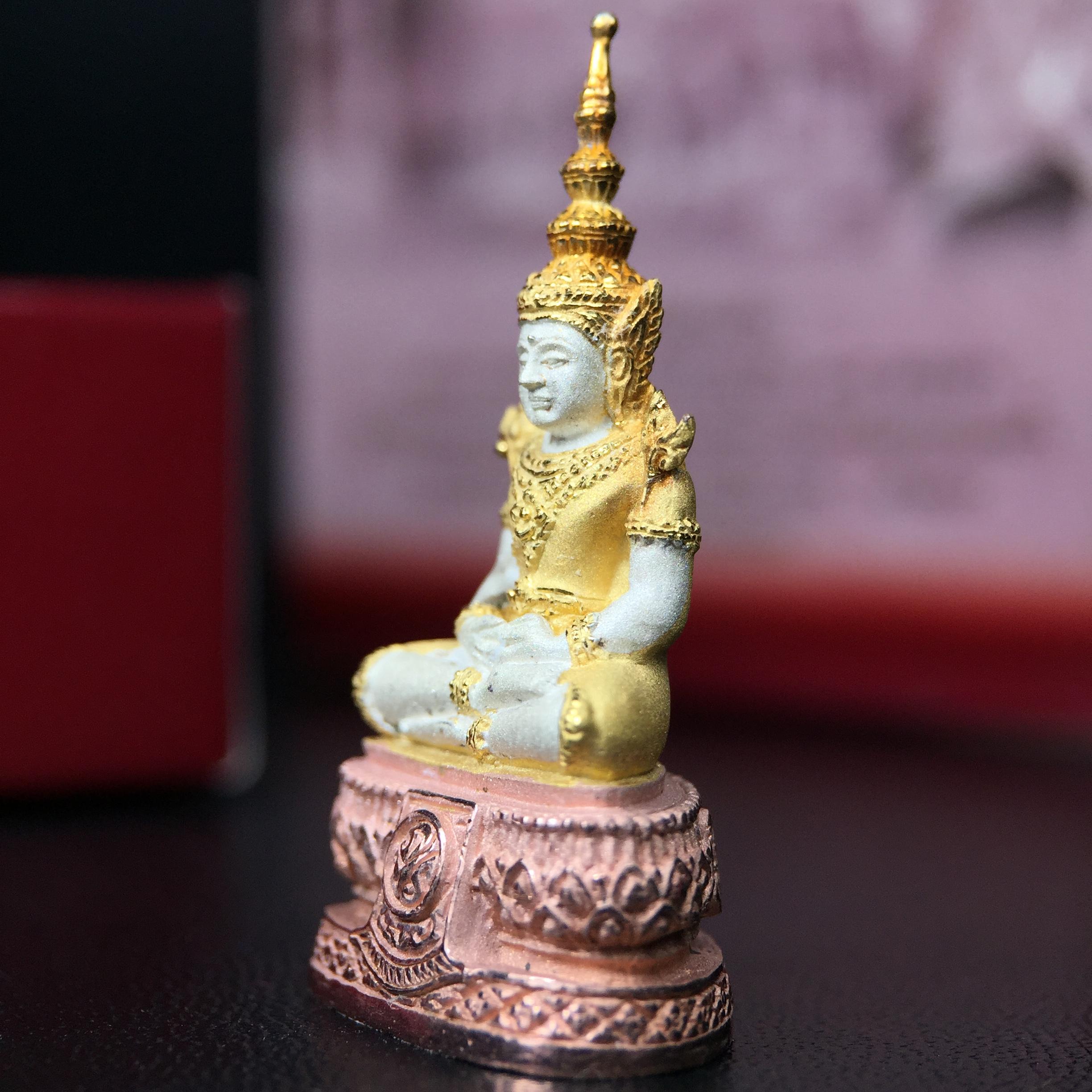 พระแก้วมรกต ภปร.(รุ่นแรก) ปี2545 รุ่นฉลองกรุงรัตนโกสินทร์ครบ 220 ปี พิมพ์ลอยองค์ใหญ่ เนื้อเงินบริสุทธิ์ 92.5% (สามกษัตริย์) ขนาด 19*35 มม. พร้อมกล่องบรรจุดิม สวยครบสมบูรณ์