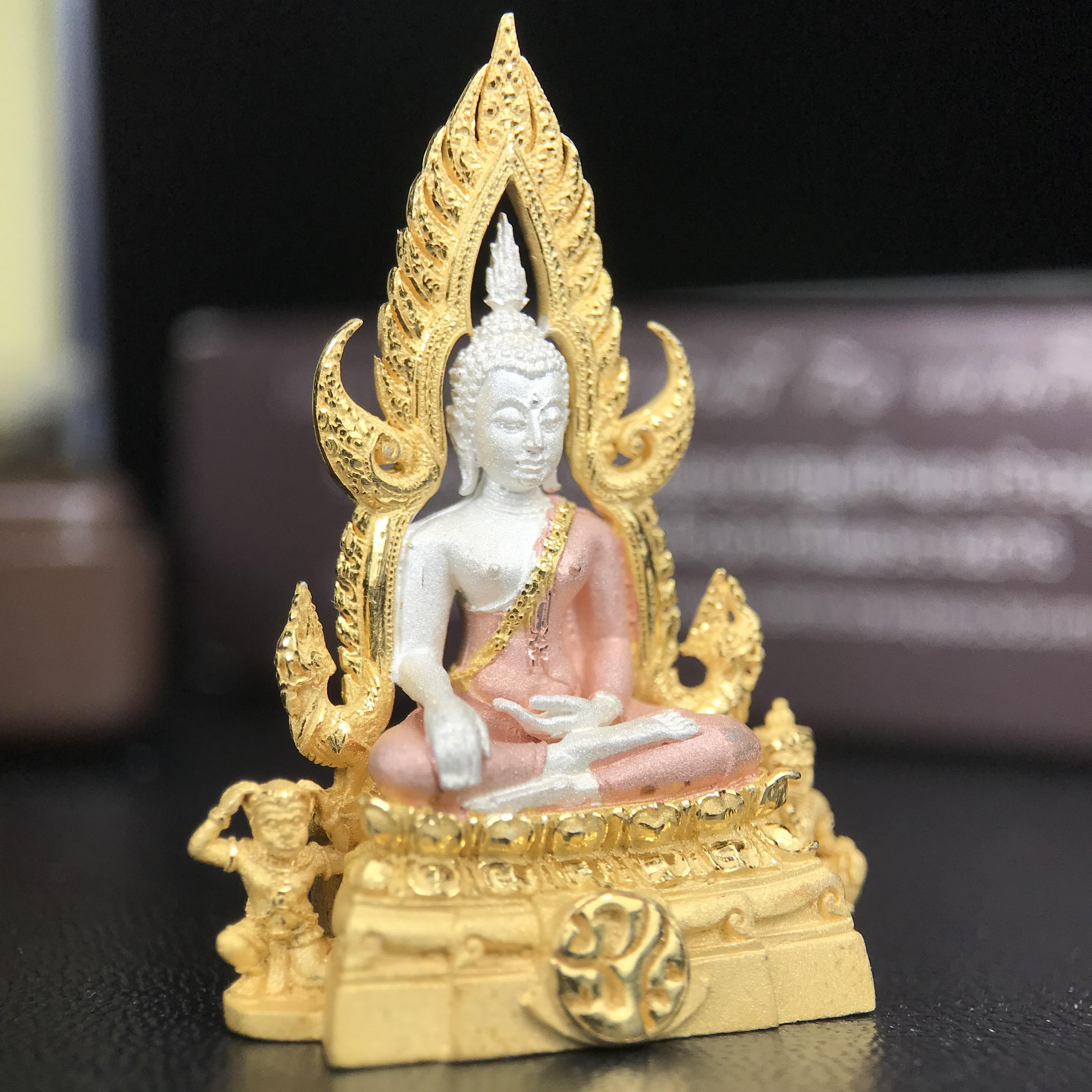 พระพุทธชินราช ภปร. โครงการ "เพราะแผ่นดินนี้ คือ แผ่นดินเกิด" ปี 2548(รุ่นแรก) ลอยองค์เนื้อเงินสามกษัตริย์ หน้าตัก 1/2 นิ้ว (ขนาด 3.5 x 2.5 ซม.) พุทธศิลป์งดงามทรงคุณค่า รุ่นยอดนิยม