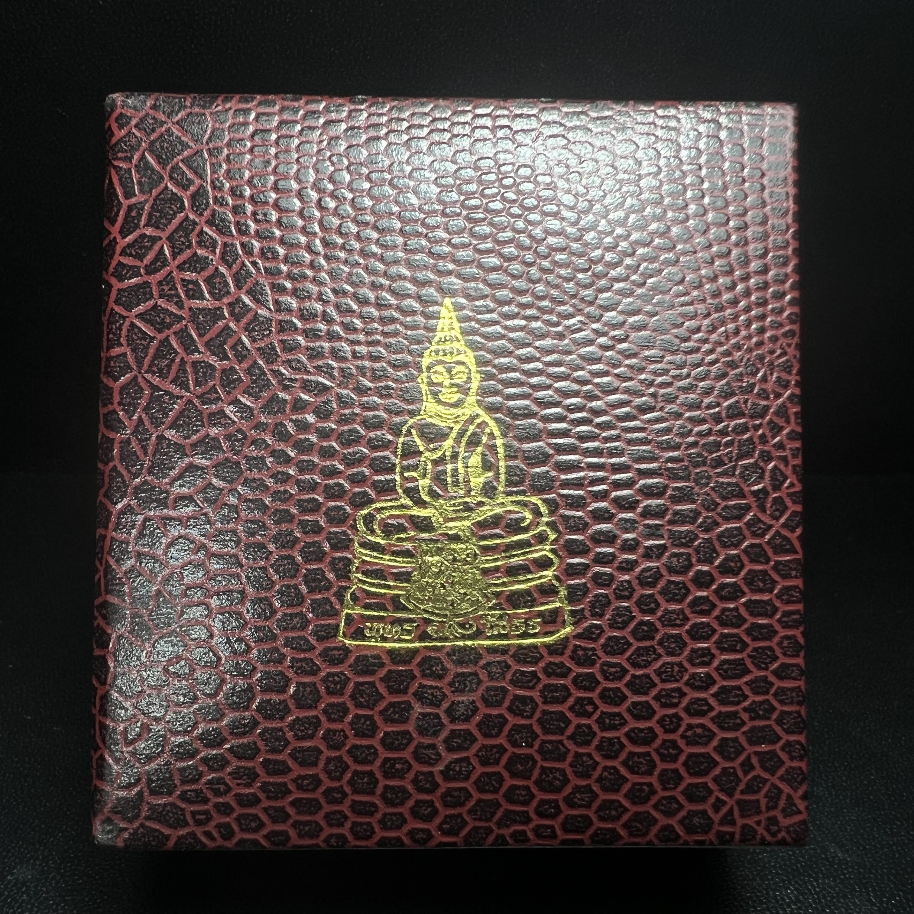 พระพุทธโสธร(หลวงพ่อโสธร) รุ่นสร้างอุโบสถ ปี2539 เนื้อเงินทรายนวลขัดเงาบางส่วน ลอยองค์พิมพ์ใหญ่ สภาพสวยกล่องบรรจุเดิมครบสมบูรณ์(งานแพรนด้า จิวเวลรี่)สวยงดงาม(เนื้อเงินผิวเดิมรุ้งสวยสวย องค์หมายเลขสวย ๒๒๒๒๕)