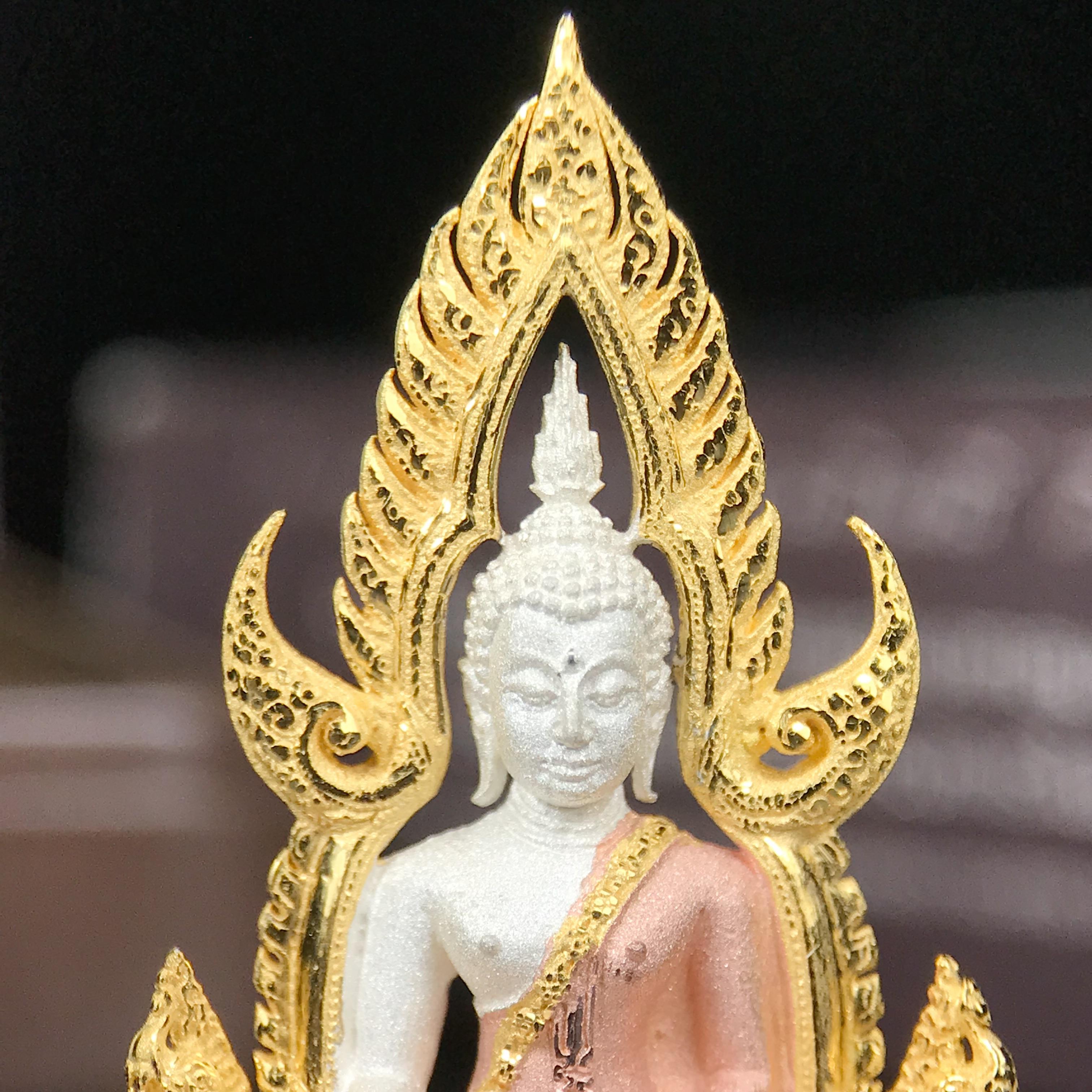 พระพุทธชินราช ภปร. โครงการ "เพราะแผ่นดินนี้ คือ แผ่นดินเกิด" ปี 2548(รุ่นแรก) ลอยองค์เนื้อเงินสามกษัตริย์ หน้าตัก 1/2 นิ้ว (ขนาด 3.5 x 2.5 ซม.) พุทธศิลป์งดงามทรงคุณค่า รุ่นยอดนิยม(องค์หมายเลข 9141)เลขสวยเลขเก้าหน้า...เจริญก้าวหน้าในทุกๆด้าน