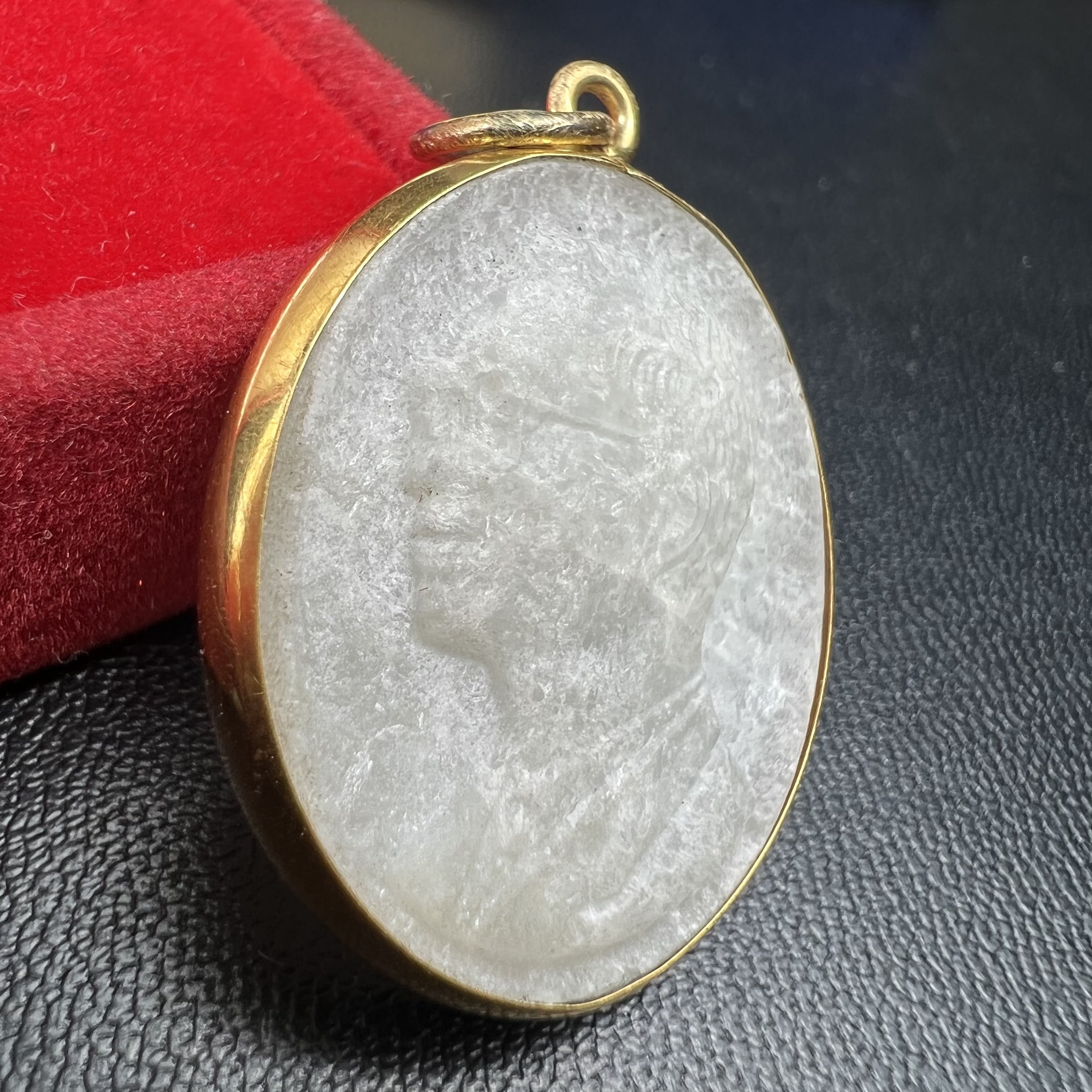 พระบรมฉายาลักษณ์ ร.9 เหรียญหยกรูปไข่เลี่ยมทองคำแท้(งานเลี่ยมเดิมจากผู้จัดสร้าง)+พระบรมฉายาลักษณ์ เหรียญคชสารหมื่นปี ร.9 หน้ากากทองคำ เฉลิมพระเกียรติ 72 พรรษา ภูมิพลมหาราช ปี 2542(1ชุด2องค์)(อีกหนึ่งวัตถุมงคลที่ระลึกของพระองค์ท่านที่พบเจอหายากมากในปัจุบัน)