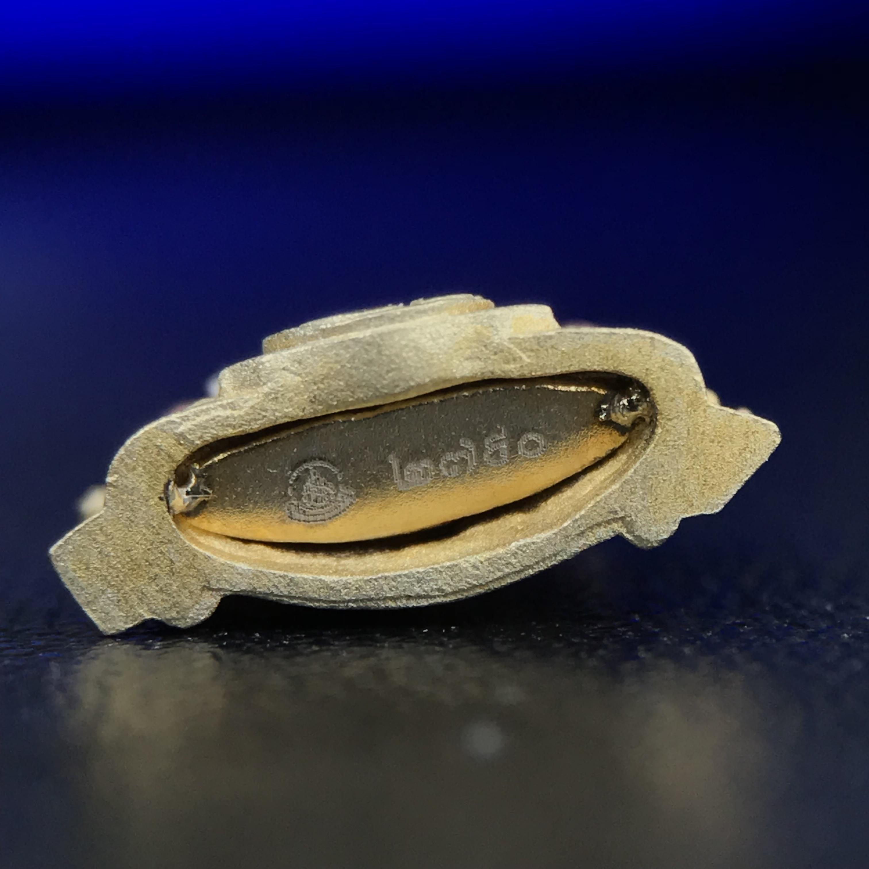 พระพุทธชินราช ภปร. โครงการ เพราะแผ่นดินนี้คือแผ่นดินเกิด เนื้อเงินชุบสามกษัตริย์ ปี2551 ขนาดหน้าตัก1/4นิ้ว(ขนาด1.1x1.6 ซม.) (สวยงามทรงคุณค่า อีกหนึ่งรุ่นยอดนิยมหายาก) (สภาพคัดสวย กล่องบรรจุเดิมครบ)