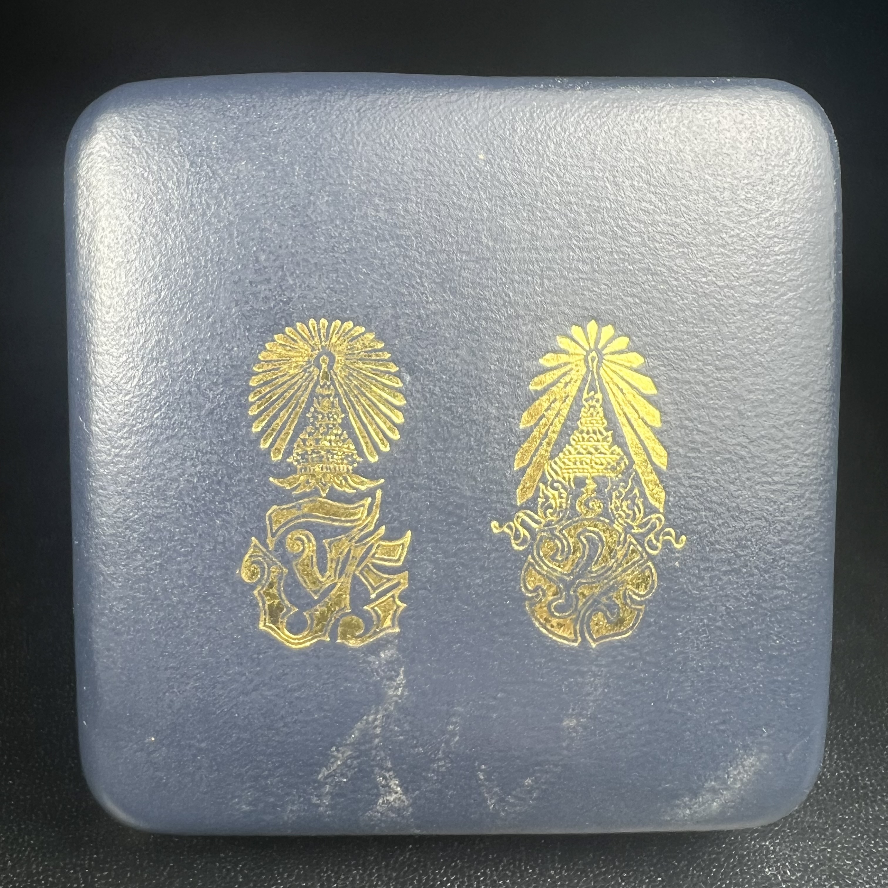 พระกริ่งพระพุทธนรสีห์ จปร.+ภปร. ครบรอบ 100 ปี ธนาคารไทยพาณิชย์ ปี 2550 พระกริ่งเนื้อเงิน(หายาก)(พุทธศิลป์งดงาม)ด้านหน้าฐานประดับด้วยตราสัญลักษณ์ "จปร" และ "ภปร" (องค์เนื้อเงินสร้างน้อย พบเจอน้อยหายาก)1 ใน 2500 องค์