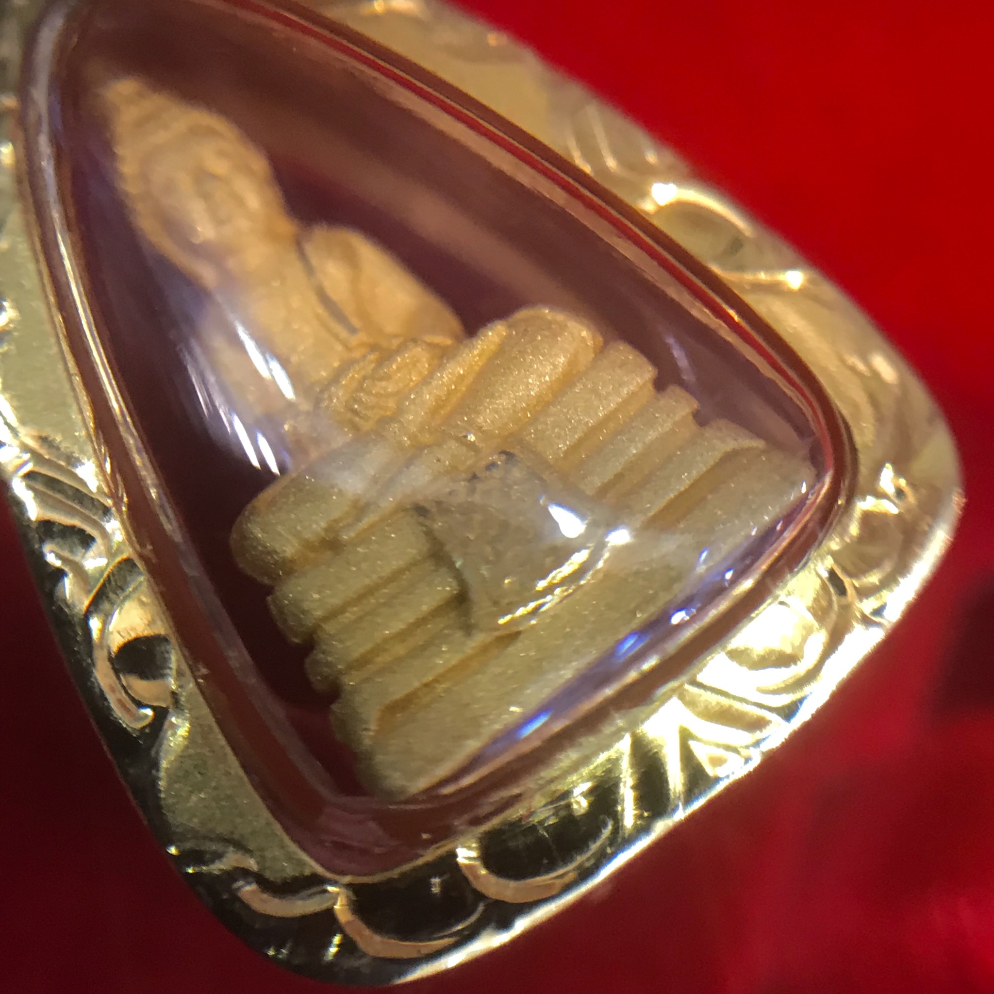 หลวงพ่อโสธร รุ่นดวงชะตาคู่ชีวิต ปี2547 วัดโสธรวรารามวรวิหาร พิมพ์รูปหล่อจิ๋ว เนื้อทองคำ มาพร้อมเลี่ยมกรอบทองคำแท้ อย่างดี พร้อมกล่องเดิมจากทางวัด