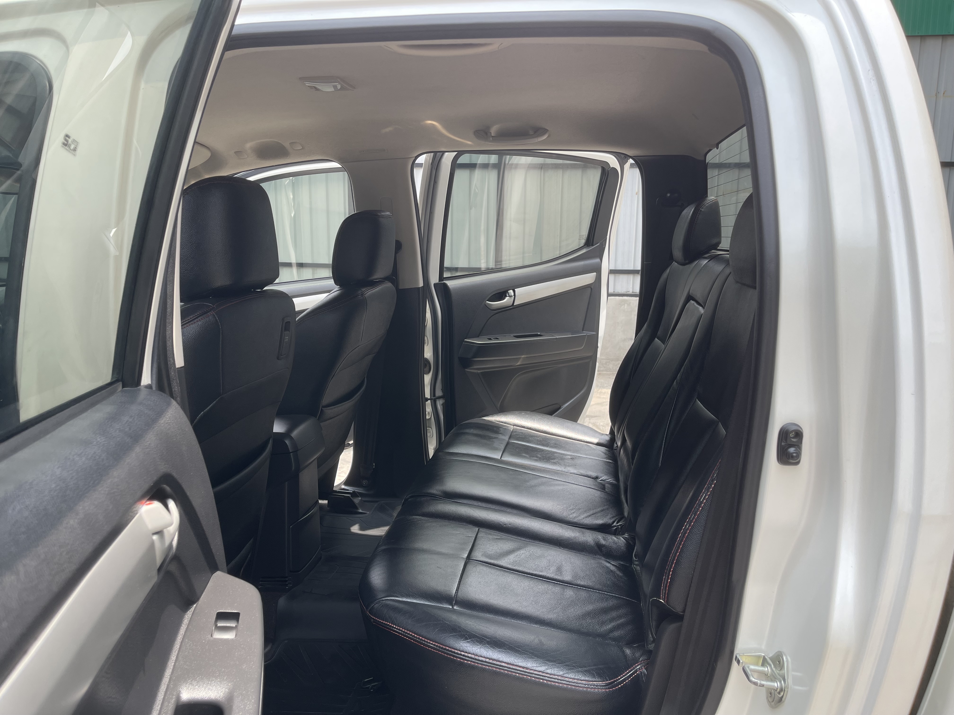 Isuzu Dmax All New 4ประตู Hilander 2.5 Vgs Z Dvd 2015 ขาวมุก