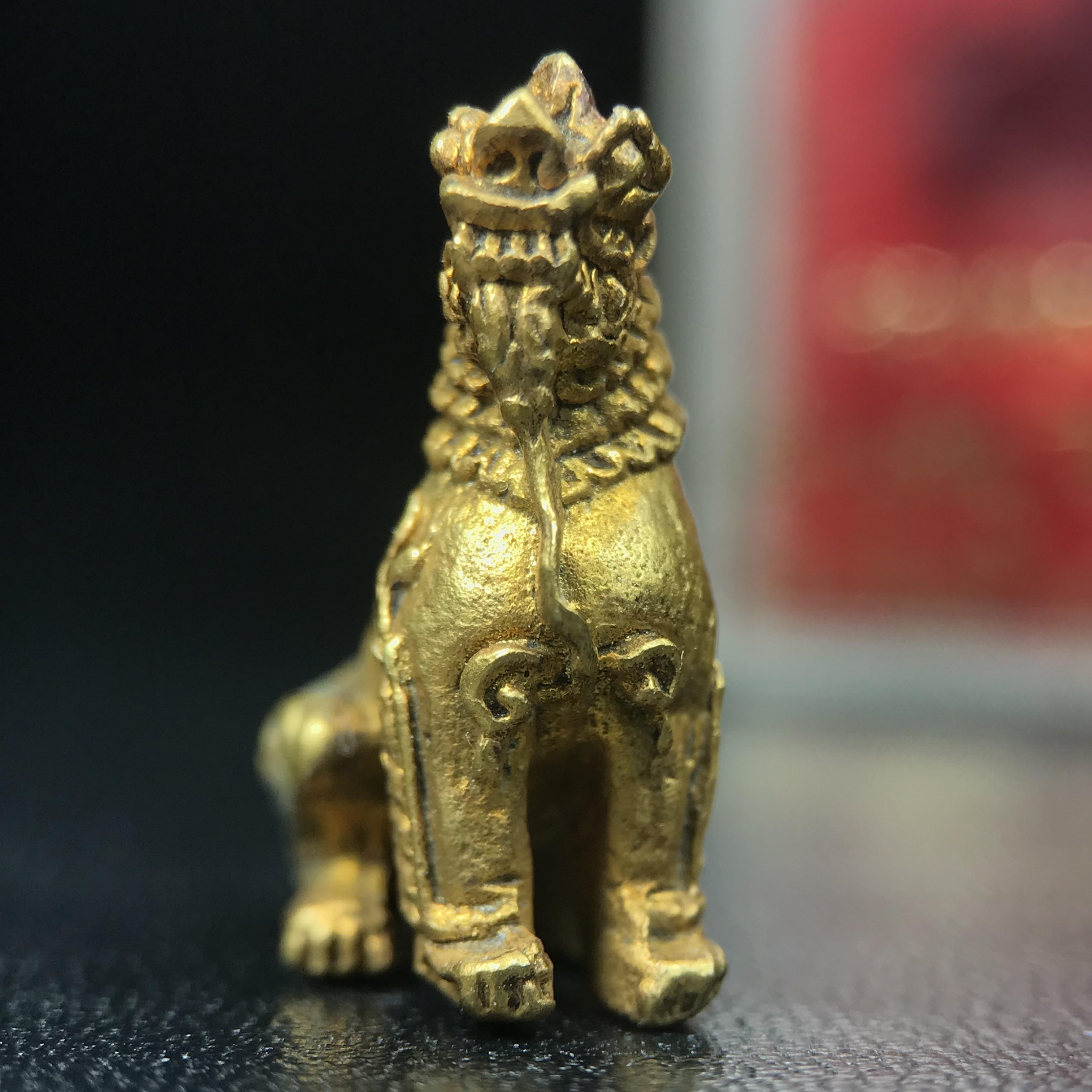 สิงห์เจ้าพ่อดำ วัดบุพพาราม จ.เชียงใหม่ ปี 2518 เนื้อกะไหล่ทอง(ตอก 2 โค๊ต)หายาก(สภาพผิวเดิมสวยเดิมกล่องครบ) สิงห์รุ่นนี้มีพิธีดีมีเกจิอาจารย์ที่ร่วมปลุกเสกมากมาย****เครื่องราง ที่พระบาทสมเด็จพระเจ้าอยุ่รัชกาลที่ ๙ ทรงเสด็จฯประกอบพิธีด้วยพระองค์เอง