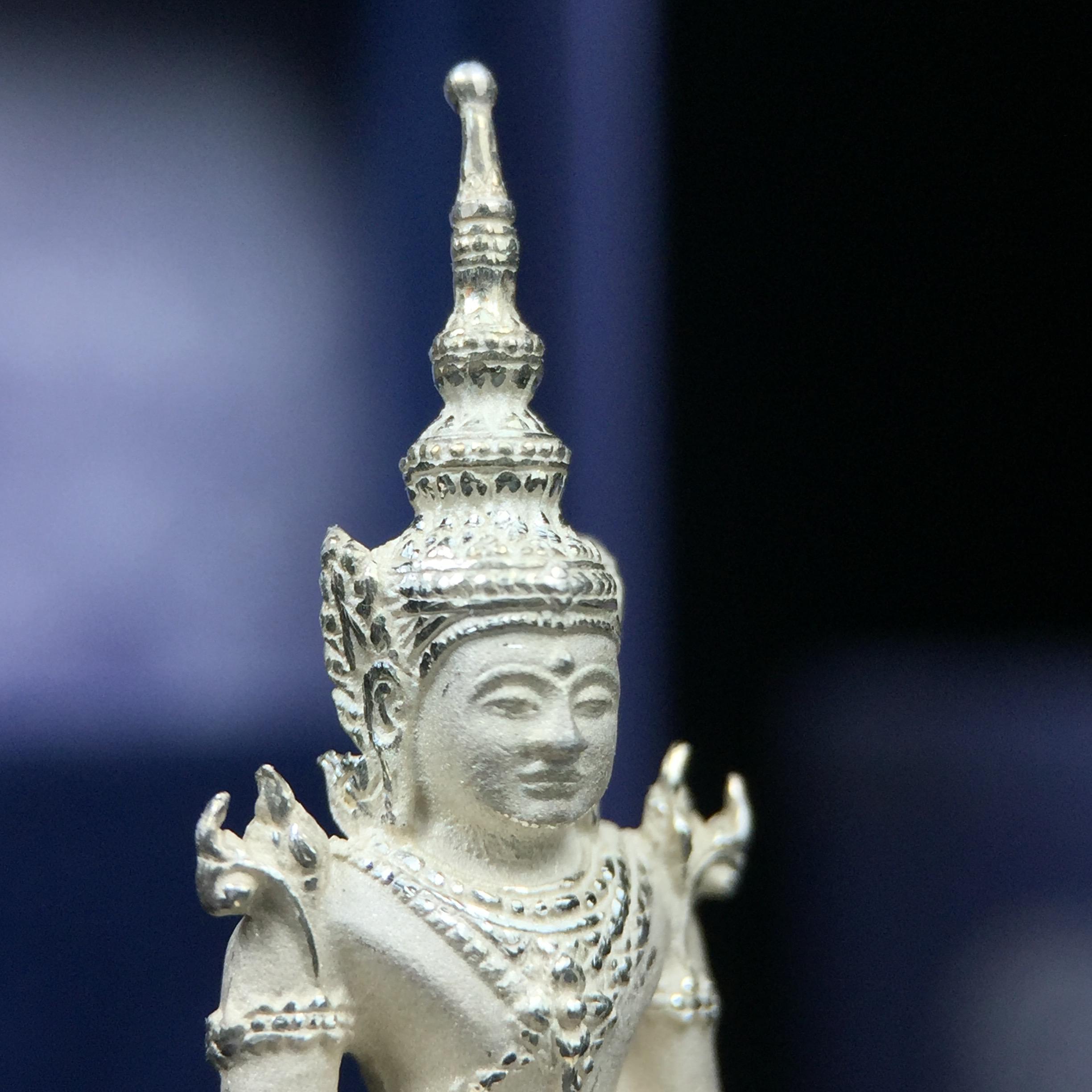 พระแก้วมรกต ภปร. ปี2547 จัดสร้างโดย รพ.ภูมิพลฯ เนื้อเงิน ลอยองค์ หน้าตัก 1/2 นิ้ว งดงามทรงคุณค่าอีกหนึ่งรุ่นยอดนิยม หายาก(1ใน3000องค์)