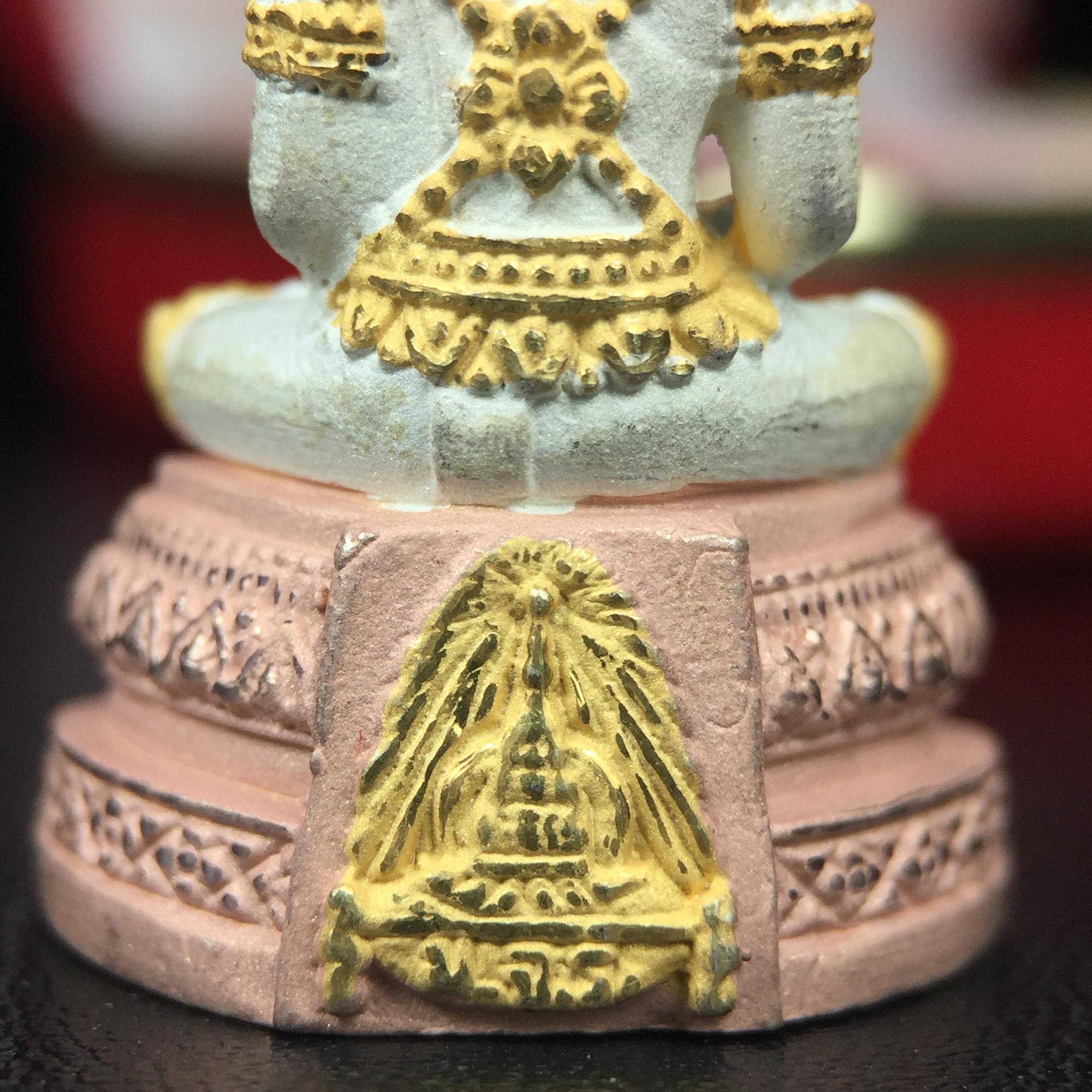 พระพุทธมหามณีรัตนปฏิมากร (พระแก้วมรกต) มหาจุฬาลงกรณราชวิทยาลัย(มจร.) วังน้อย พระนครศรีอยุธยา ปี 2543 พิธีมหาพุทธาภิเษก ณ วัดพระศรีรัตนศาสดาราม (วัดพระแก้ว) ในพระบรมมหาราชวัง เนื้อเงินสามกษัตริย์ (ตอกโค๊ตหมายเลข 181)