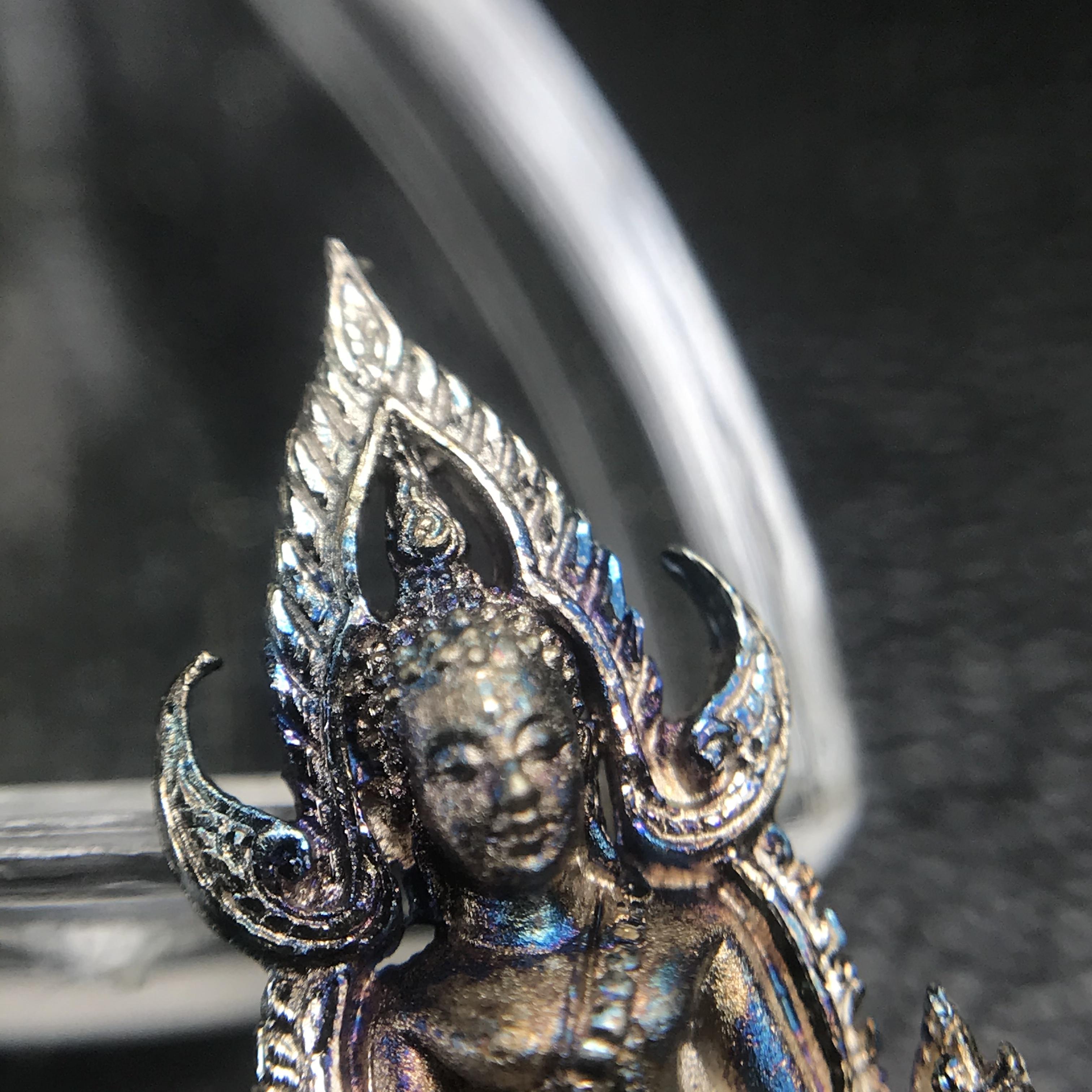 พระพุทธชินราช(จำลอง) ภปร. 84 พรรษา เนื้อเงินชุบทองคำขาว พิมพ์เล็กขนาดหน้าตัก 1/4 นิ้ว (สภาพผิวเดิมสวย ขึ้นสีรุ้งธรรมชาติ แบบนิยม)(พระราชทานมวลสาร จิตรลดาและเส้นพระเจ้า(เส้นผม))