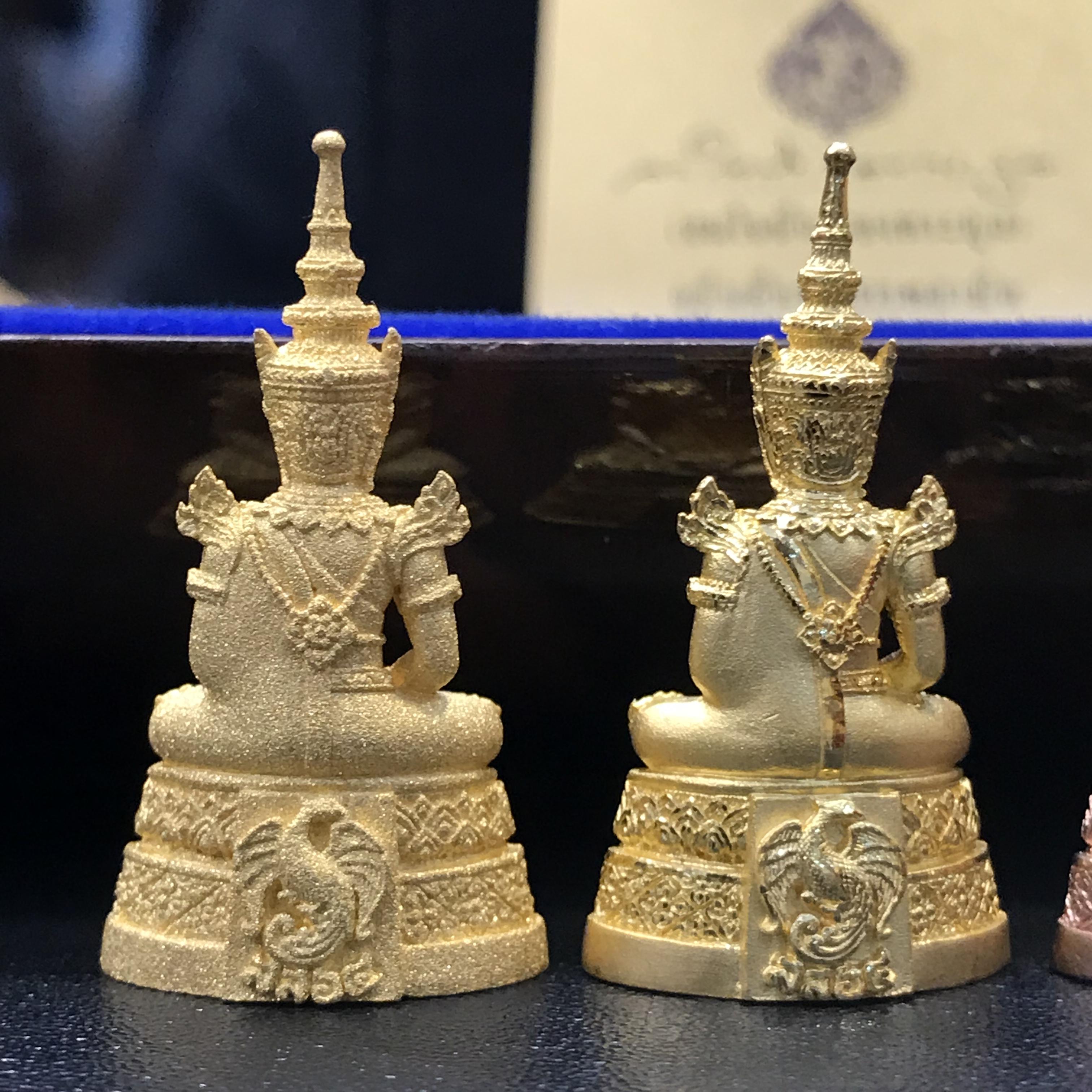 พระแก้วมรกต กรมสรรพสามิตจัดสร้างขึ้นเนื่องในโอกาสครบรอบ 64 ปีของกรมสรรพสามิต และเนื่องในวโรกาสที่พระบาทสมเด็จพระเจ้าอยู่หัวทรงครองราชย์ครบ 50 ปีในปีกาญจนาภิเษก เมื่อ พ.ศ.2539 ชุดทองคำ(1ใน2000ชุด)