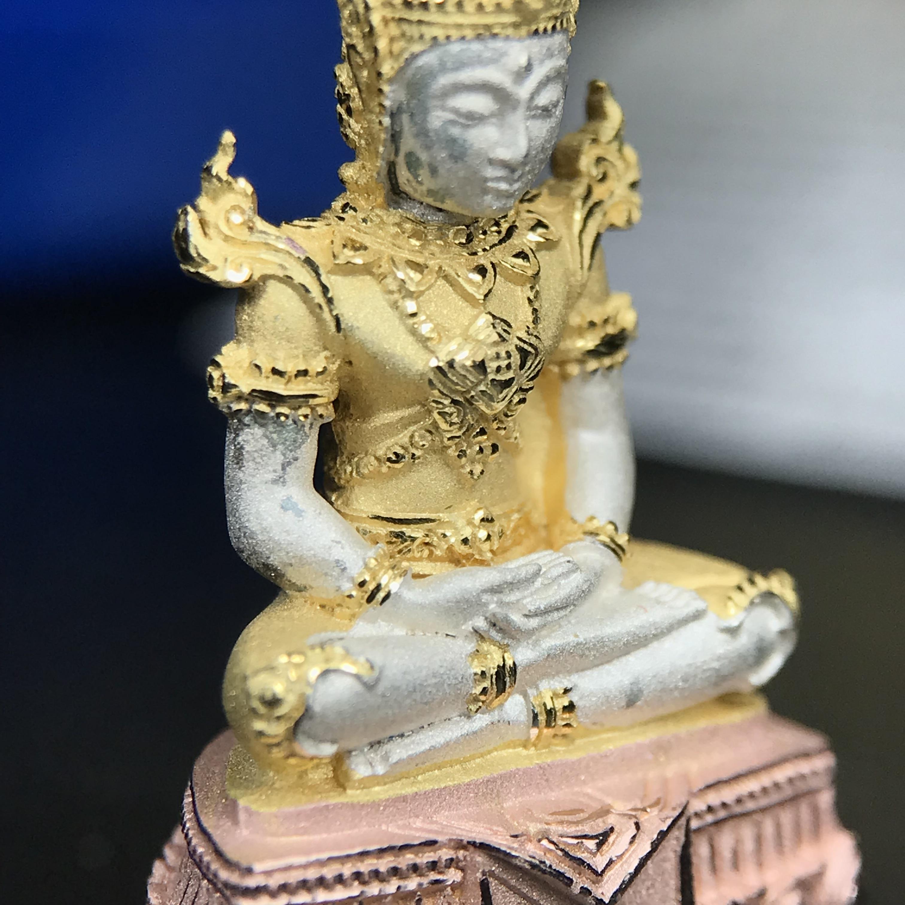 พระแก้วมรกต ทรงเครื่องฤดูร้อน พระราชทานประดิษฐานตราสัญลักษณ์ฉลองสิริราชสมบัติ ครบ 60 ปี ในหลวงรัชกาลที่ 9 พ.ศ.2549 เนื้อเงินสามกษัตริย์ลอยองค์พิมพ์ใหญ่ สูง 3.6 ซม. ขนาดหน้าตัก 1/2 นิ้ว (พิธีใหญ่มหาพุทธาภิเษก ณ พระอุโบสถวัดพระแก้ว เกจิอาจารย์ 108 รูป )