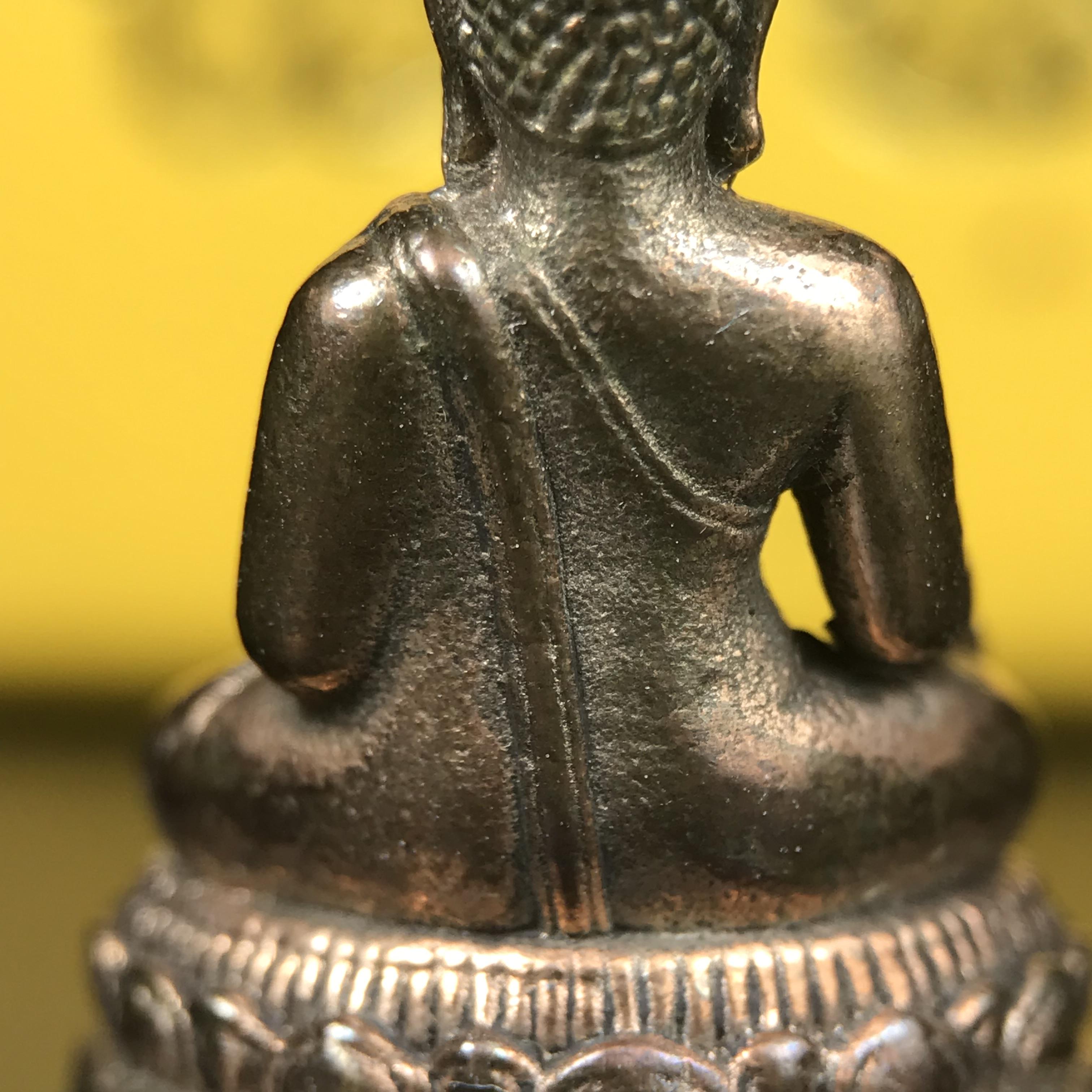 พระกริ่งพระพุทธนรสีห์ จปร.+ภปร. ครบรอบ 100 ปี ธนาคารไทยพาณิชย์ ปี 2550 พระกริ่งเนื้อนวโลหะพิเศษ(หล่อในพิธีเททอง)(หายาก)(พุทธศิลป์งดงาม)ด้านหน้าฐานประดับด้วยตราสัญลักษณ์ "จปร" และ "ภปร" (องค์เทหล่อในพิธีสร้างน้อย หายากมาก)1 ใน 1000 องค์