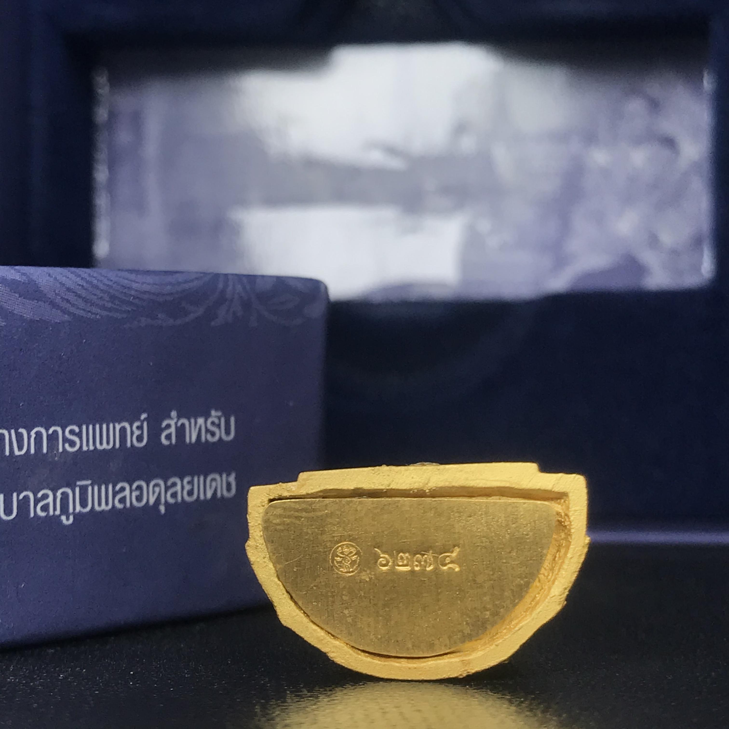 พระแก้วมรกต ภปร. ปี2547 จัดสร้างโดย รพ.ภูมิพลฯ ลอยองค์ หน้าตัก 1/2 นิ้ว เนื้อเรซิ่นหุ้มทองคำ99.99%