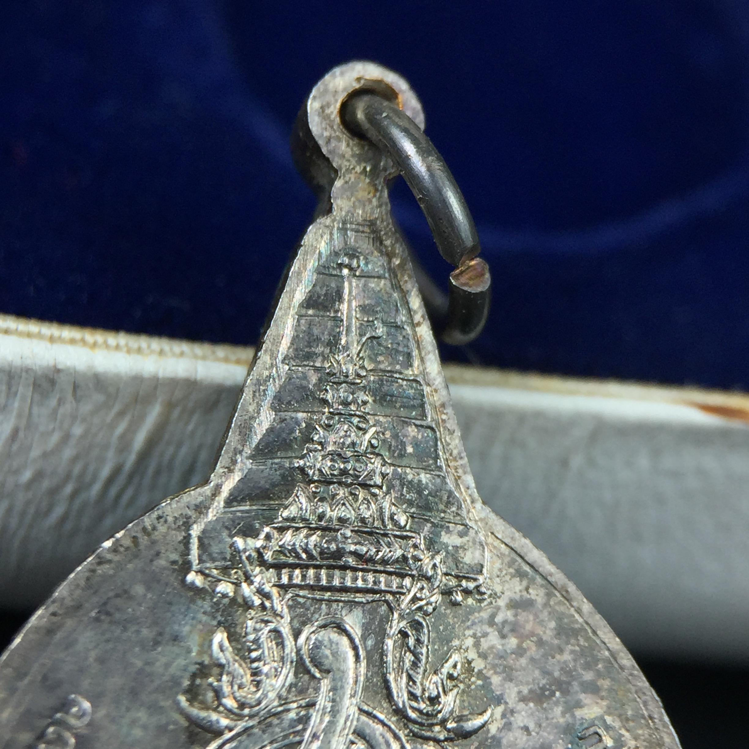 เหรียญพระชัยหลังช้าง หลัง สก. ปี 2535 เนื้อเงินพร้อมกล่องบรรจุเดิม พิธีใหญ่ สภาพสวยผิวเดิมๆ หายากมาก