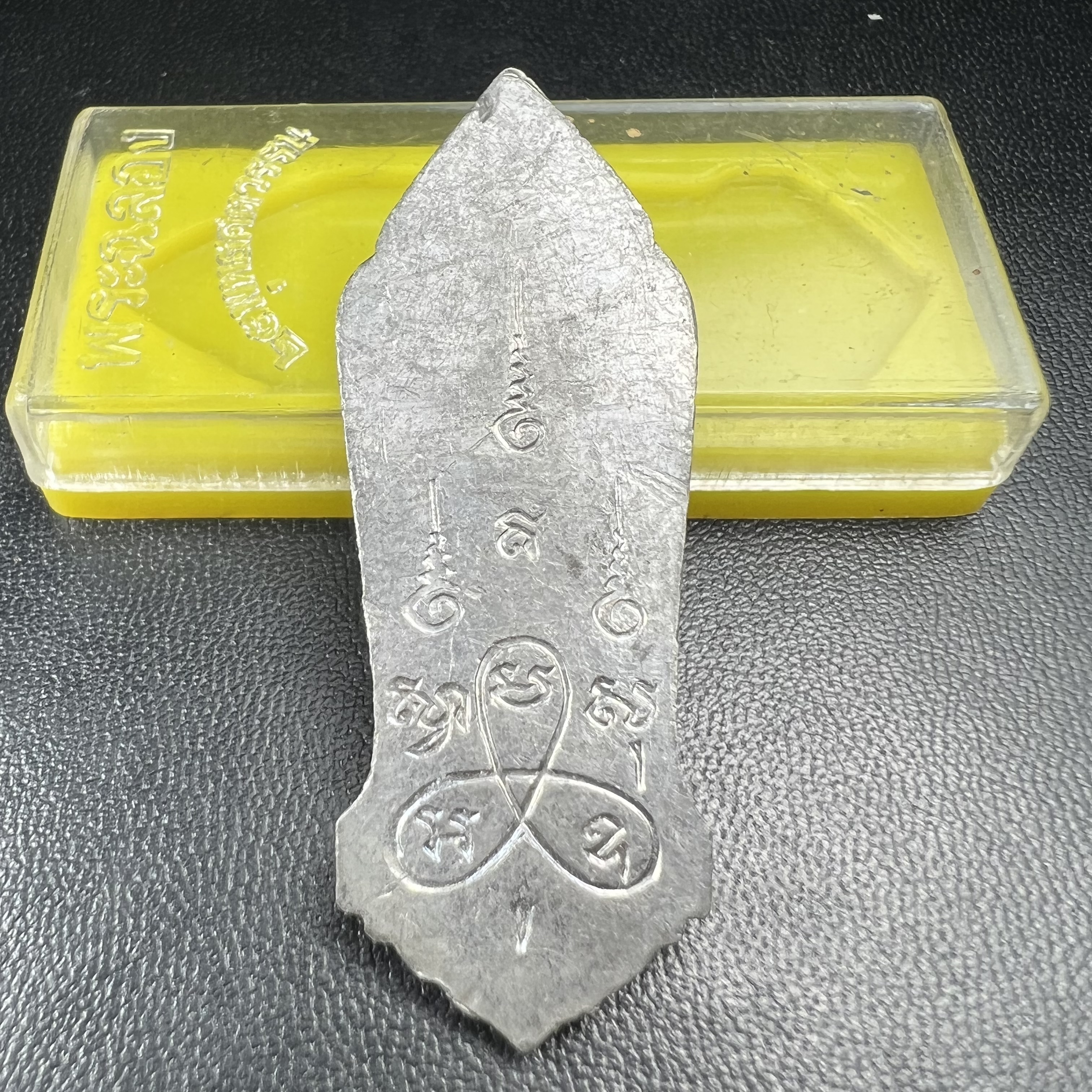 เหรียญพระลีลา 25 พุทธศตวรรษ ปี2500 เนื้อชินดีบุก(พิมพ์หางหงส์ บล็อกมีเขี้ยว)(พระดี พิธีใหญ่ ในหลวง ร.9 เสด็จร่วมพิธี)