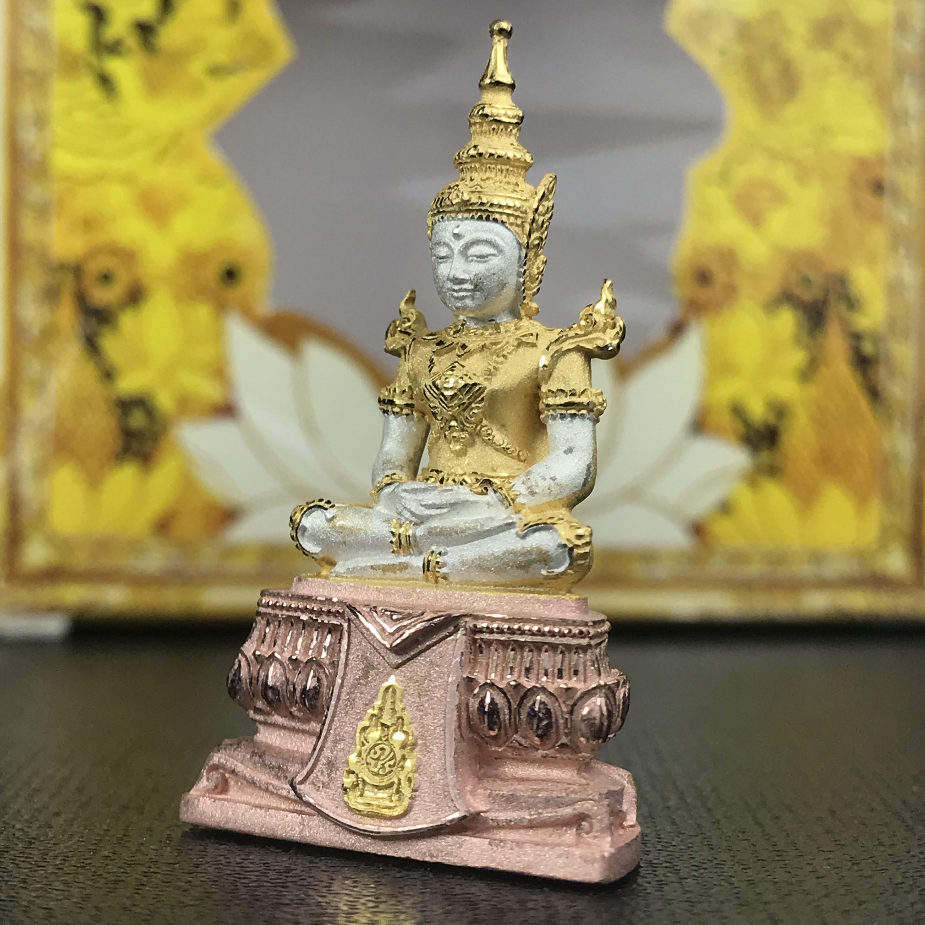 พระแก้วมรกต(จำลอง)ลอยองค์ ขนาดหน้าตัก 1/2 นิ้ว ทรงเครื่องฤดูร้อน เนื้อเงินสามกษัตริย์ ตราสัญลักษณ์ฉลองสิริราชสมบัติ ครบ 60 ปี พ.ศ.2549(สภาพสวย ครบ สมบูรณ์)