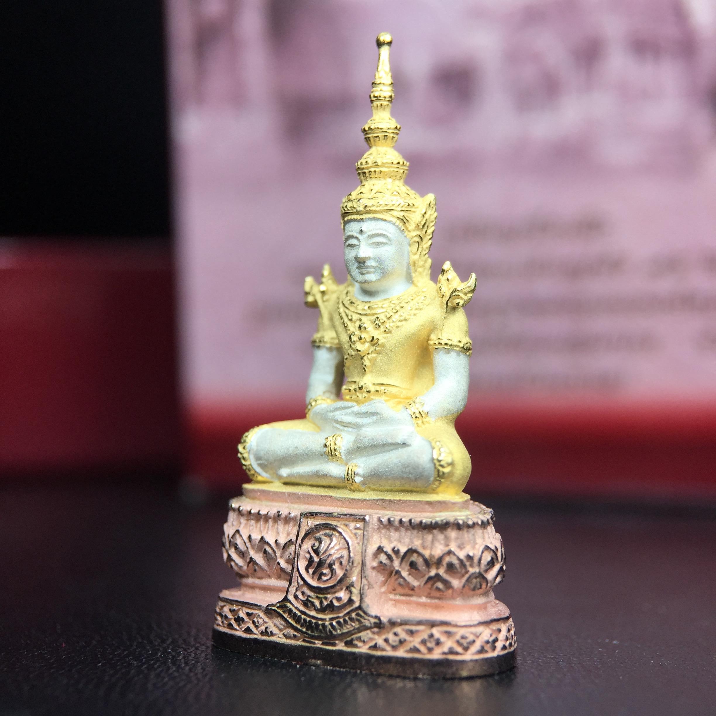 พระแก้วมรกต ภปร.(รุ่นแรก) ปี2545 จัดสร้างในมหาวโรกาส พระบาทสมเด็จพระเจ้าอยู่หัวรัชกาลที่ 9 ครบรอบ 75 พรรษา และฉลองกรุงรัตนโกสินทร์ครบ 220 ปี พิมพ์ลอยองค์ใหญ่ เนื้อเงินบริสุทธิ์ 92.5%(สามกษัตริย์) ขนาด 19*35 มม. พร้อมกล่อง สวยครบสมบูรณ์(องค์หมายเลข ๑๗๒๐)