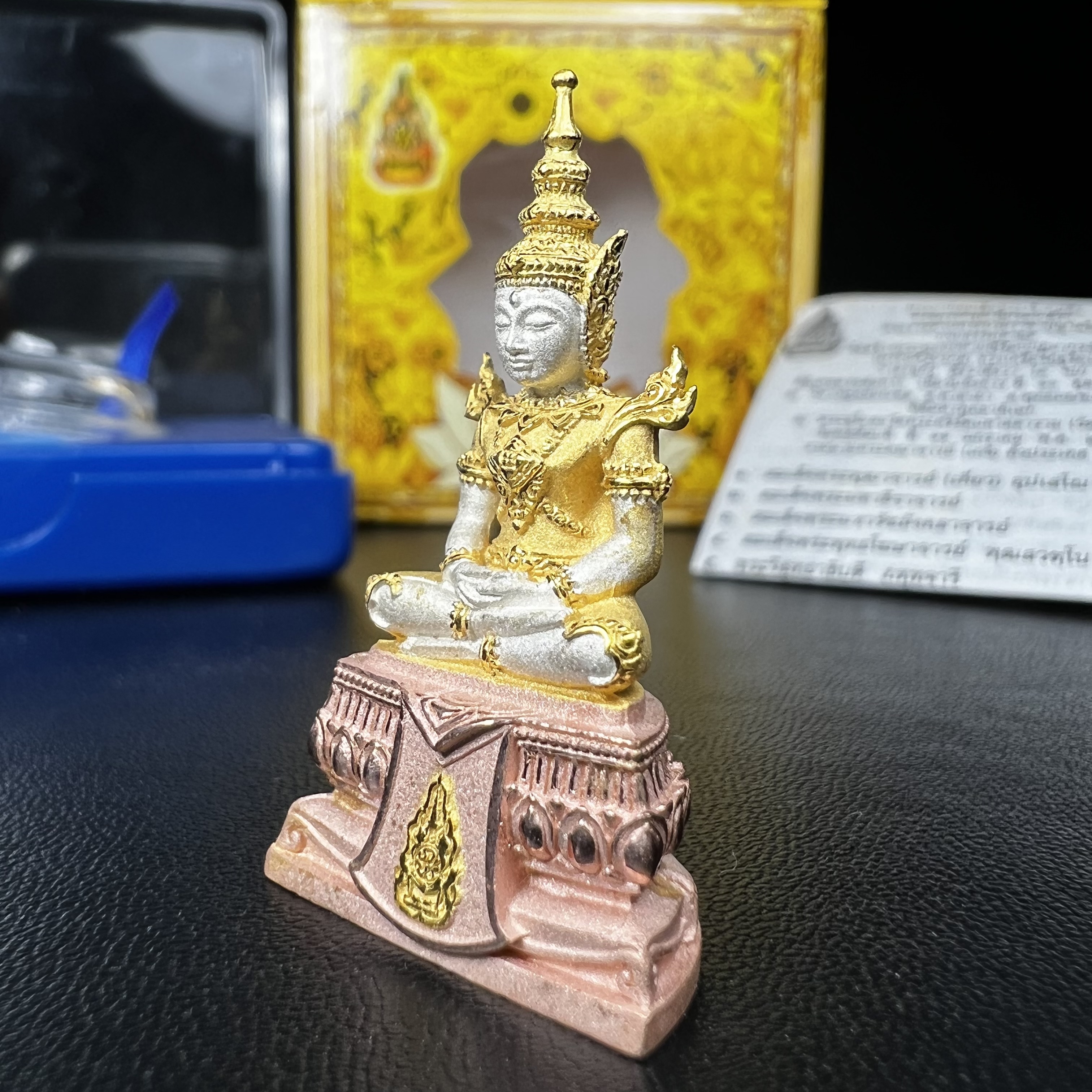 พระแก้วมรกต(จำลอง)ลอยองค์ ขนาดหน้าตัก 1/2 นิ้ว ทรงเครื่องฤดูร้อน เนื้อเงินสามกษัตริย์ ตราสัญลักษณ์ฉลองสิริราชสมบัติ ครบ 60 ปี พ.ศ.2549(สภาพสวย ครบ สมบูรณ์)