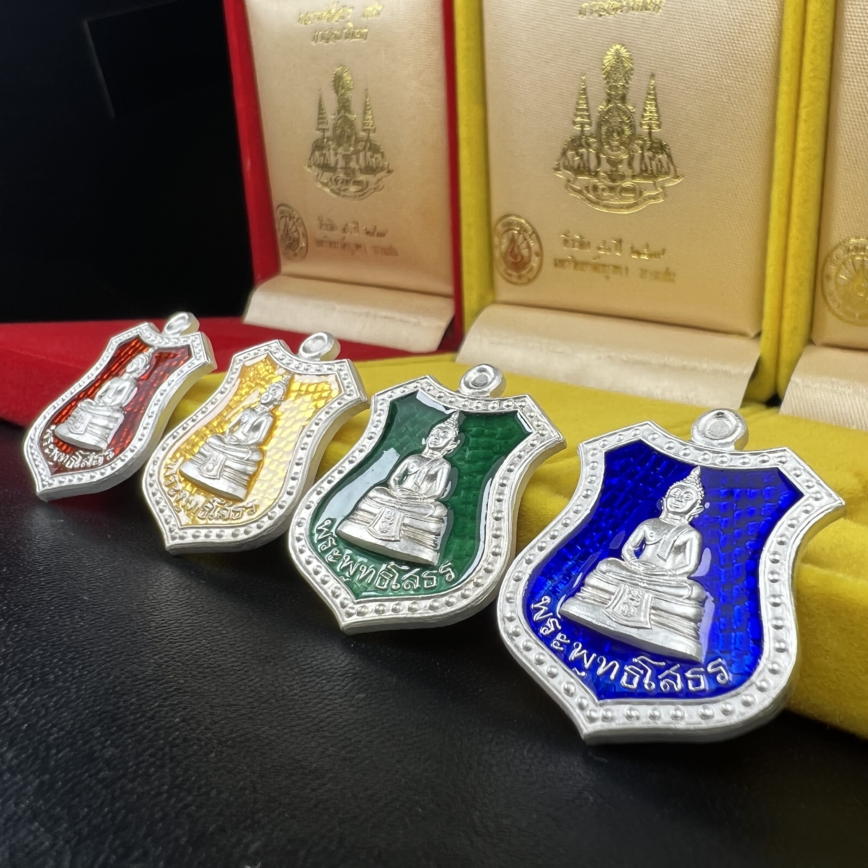 เหรียญหลวงพ่อโสธร ภปร. รุ่นกาญจนาภิเษก จัดสร้างในมงคลวโรกาสที่พระบาทสมเด็จพระเจ้าอยู่หัวรัชกาลที่9 เสด็จเถลิงถวัลย์สิริราชสมบัติ ครบ 50 ปี ในพุทธศักราช 2539 เนื้อเงินลงยา(สีแดง สีเหลือง สีน้ำเงิน สีเขียว)ครบชุดรวม 4 เหรียญ(พิธีใหญ่เข้มขลัง)1 ใน 9950 ชุด