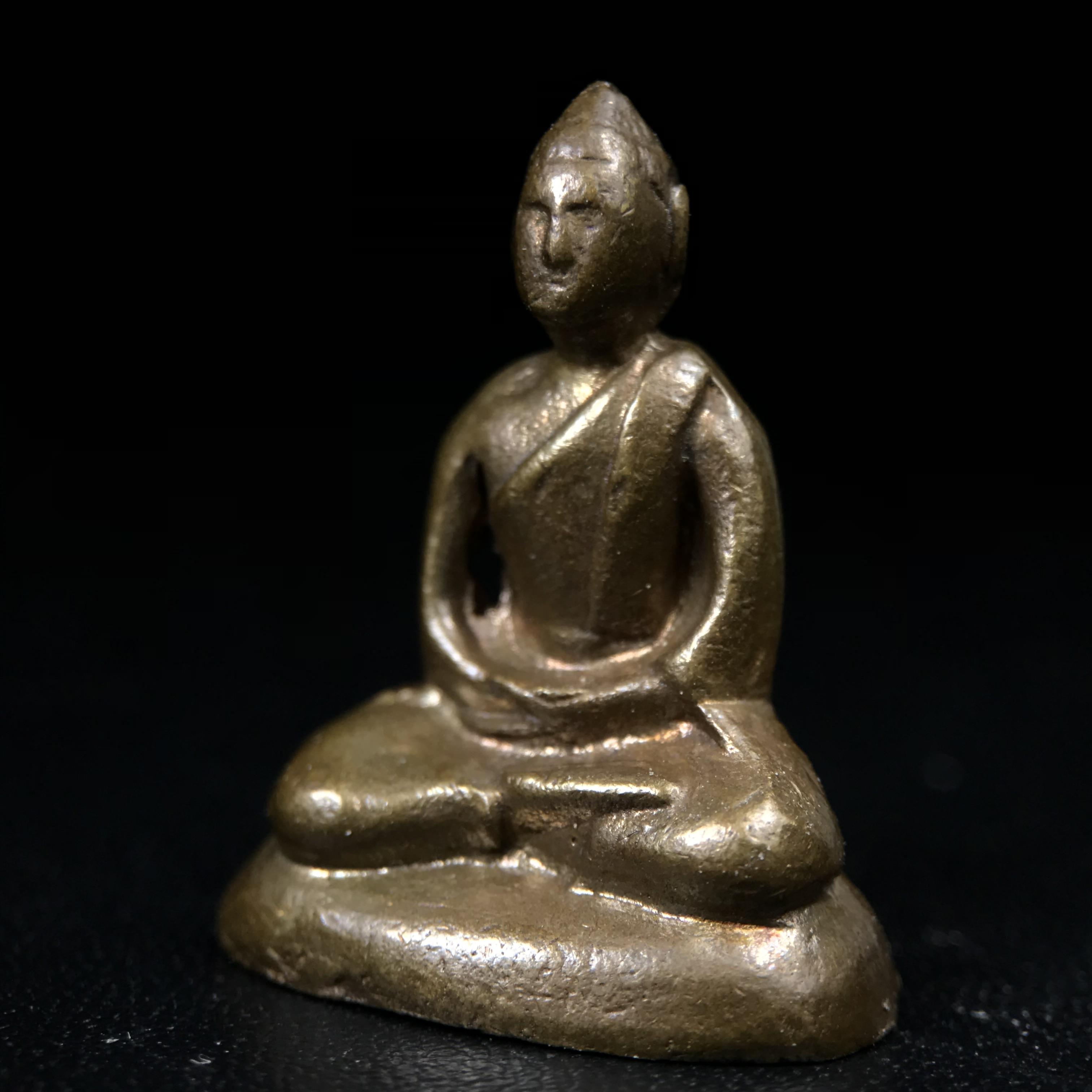 พระกริ่งฝีพระหัตถ์สมเด็จย่า ขนาดห้อยบูชาขนาดเล็ก จัดสร้างขึ้นเนื่องในวาระครบ 6 รอบ เมื่อวันที่21 ตุลาคม พ.ศ.2515(ในหลวงรัชกาลที่ 9 เสด็จพระราชดำเนินทรงเททอง)ปลุกเสกยิ่งใหญ่ เกจิ 108 รูป ร่วมปลุกเสก คัดสภาพสวยแบบนี้พบเจอน้อยมาก หมายเลขต้นๆหลักร้อย หายากมาก