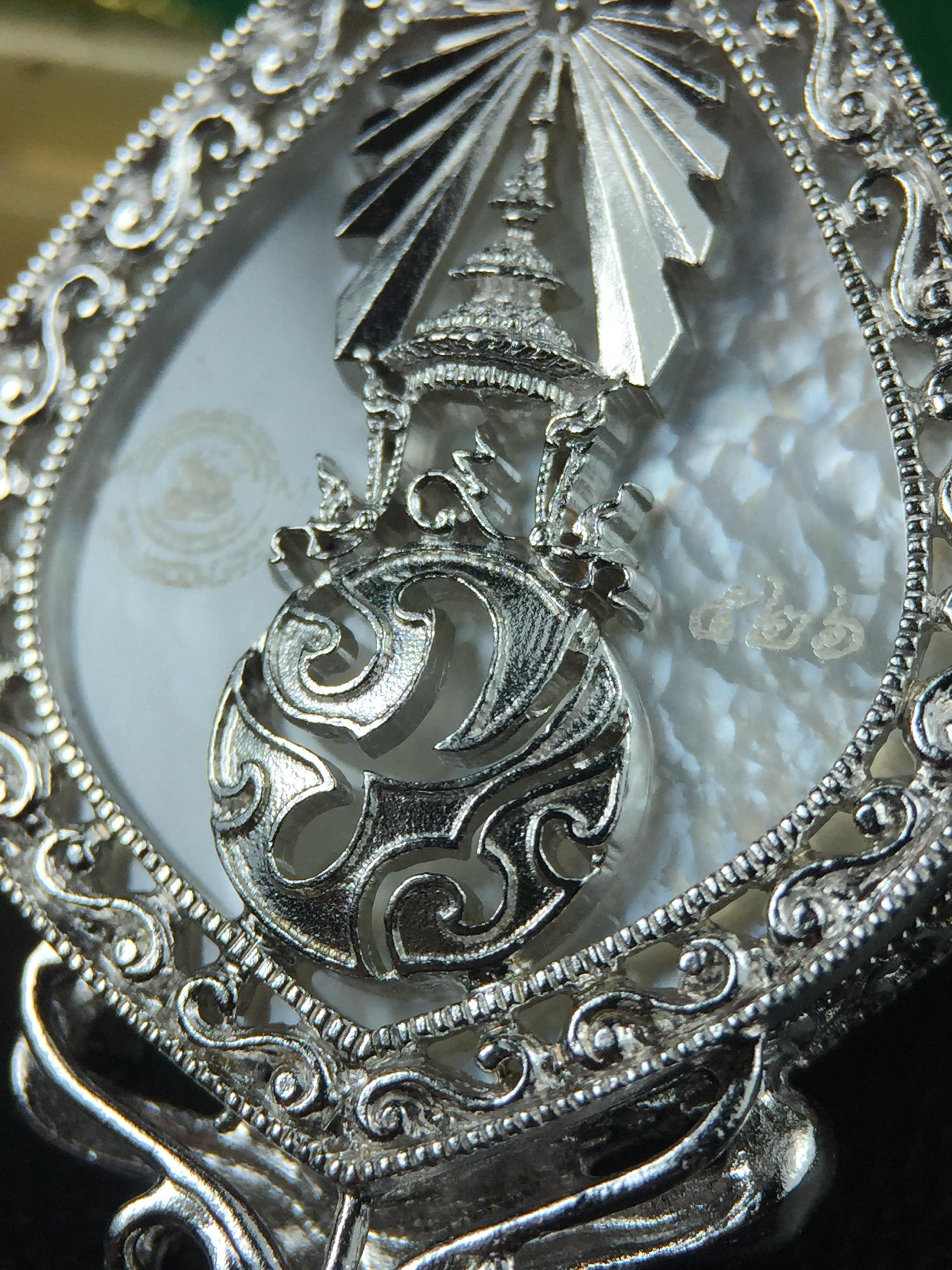 พระพุทธชินราช(จำลอง) ภปร. 84 พรรษา ทรงหยดน้ำ เนื้อเงินชุบทองคำขาว ขนาด 20*36 มม. (พระราชทานมวลสาร จิตรลดาและเส้นพระเจ้า(เส้นผม)รัชกาลที่9)พุทธศิลป์ทรงคุณค่าอีกหนึ่งรุ่นยอดนิยม งดงาม ทรงคุณค่า หายาก