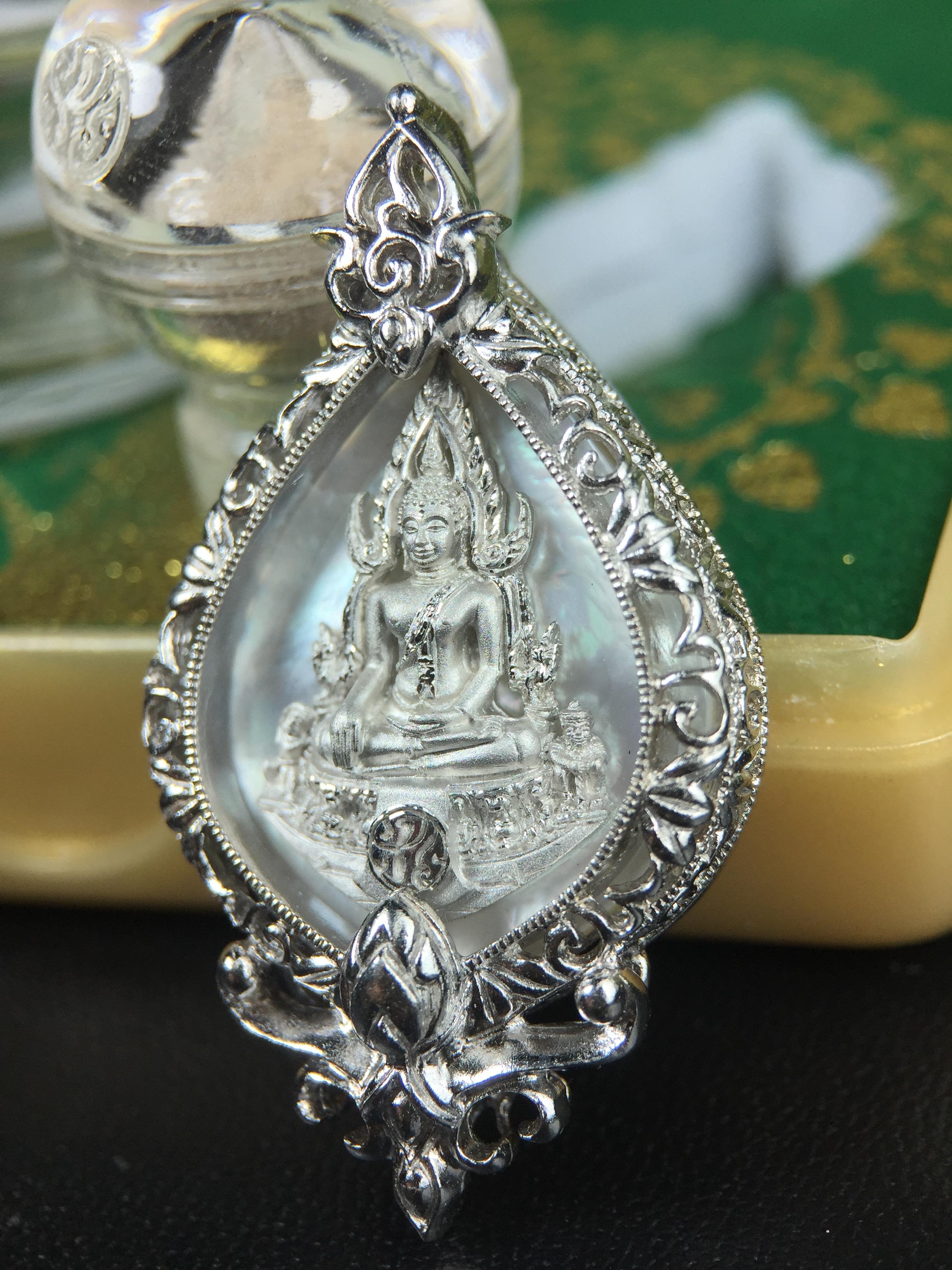 พระพุทธชินราช(จำลอง) ภปร. 84 พรรษา ทรงหยดน้ำ เนื้อเงินชุบทองคำขาว ขนาด 20*36 มม. (พระราชทานมวลสาร จิตรลดาและเส้นพระเจ้า(เส้นผม)รัชกาลที่9)พุทธศิลป์ทรงคุณค่าอีกหนึ่งรุ่นยอดนิยม งดงาม ทรงคุณค่า หายาก