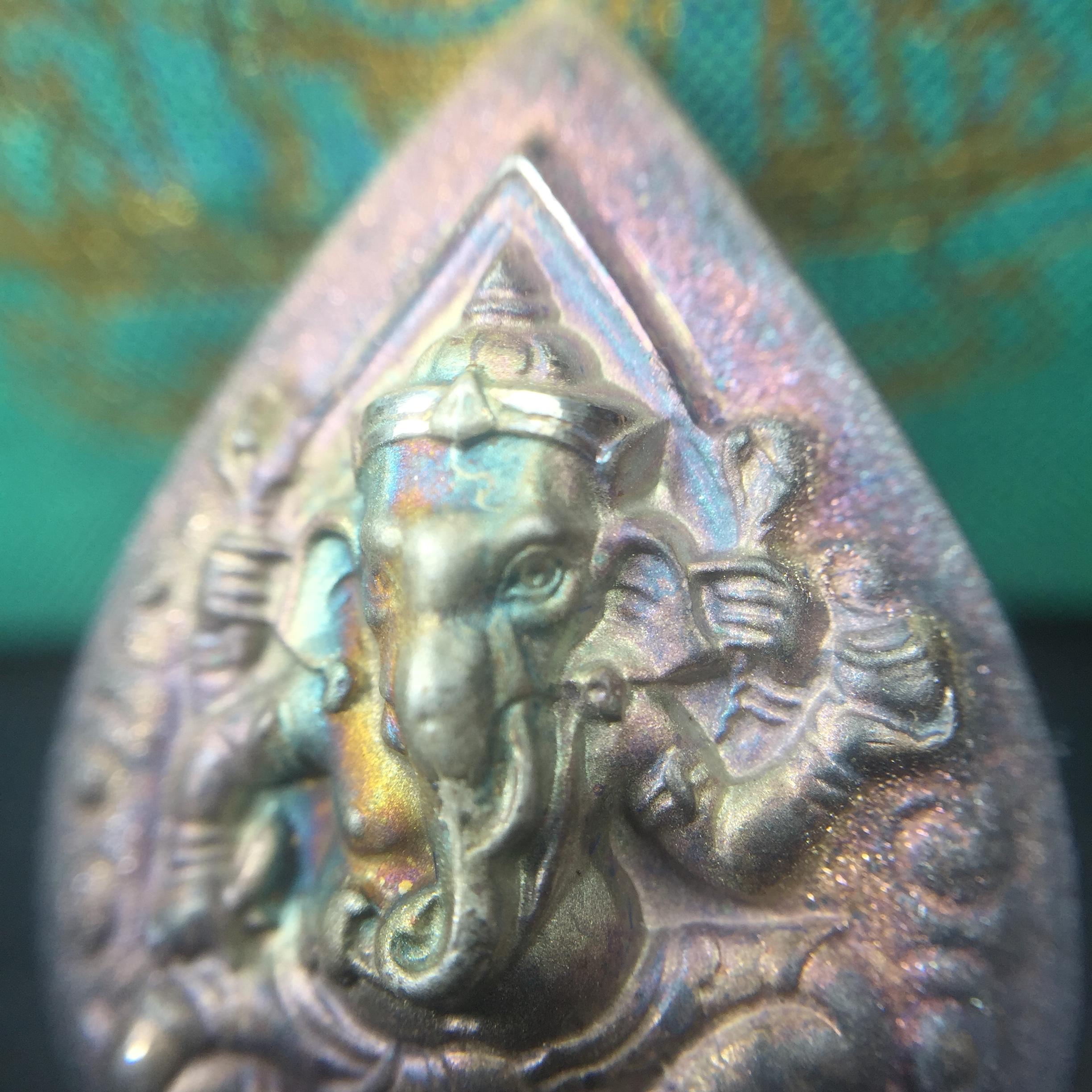 เหรียญพระพิฆเนศวร ญสส. ชุดกาญจนาภิเษกครองราชย์ 50 ปี พุทธศักราช 2538 พิมพ์ใหญ่(2.9 ซม.) เนื้อเงินผิวเดิมกลับดำขึ้นสีรุ้งเข้มขลังงดงามธรรมชาติสร้างสรรค์ สภาพสวยเดิมพร้อมกล่องบรรจุเดิม ตอกโค๊ดหมายเลขกำกับ(1ใน 5539องค์)