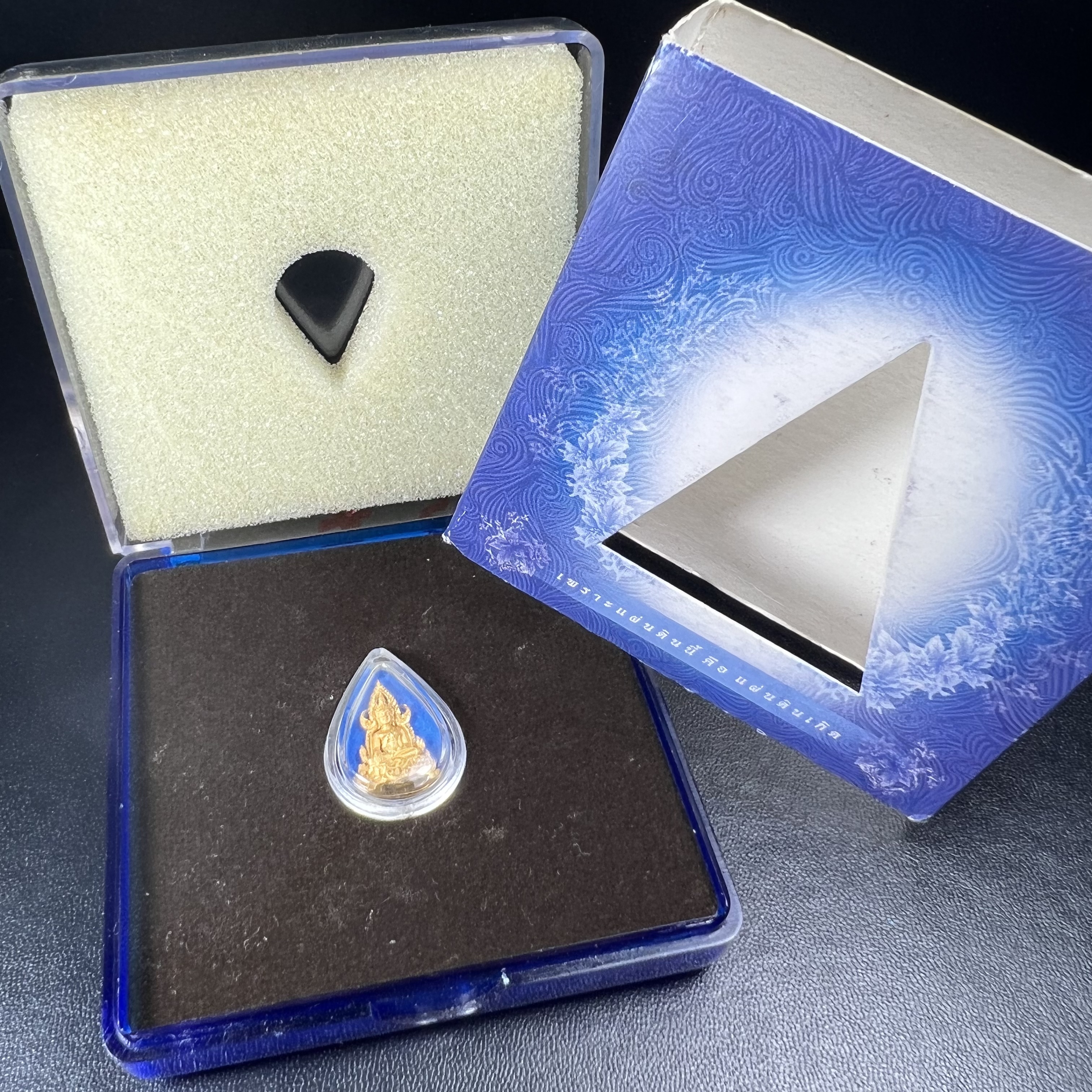 พระพุทธชินราช ภปร. โครงการ เพราะแผ่นดินนี้คือแผ่นดินเกิด ปี2551 เนื้อทองคำ 96.5%(น้ำหนัก 2.6 กรัม) ขนาดหน้าตัก1/4นิ้ว (สวยงามทรงคุณค่าหายาก)1 ใน 5000องค์