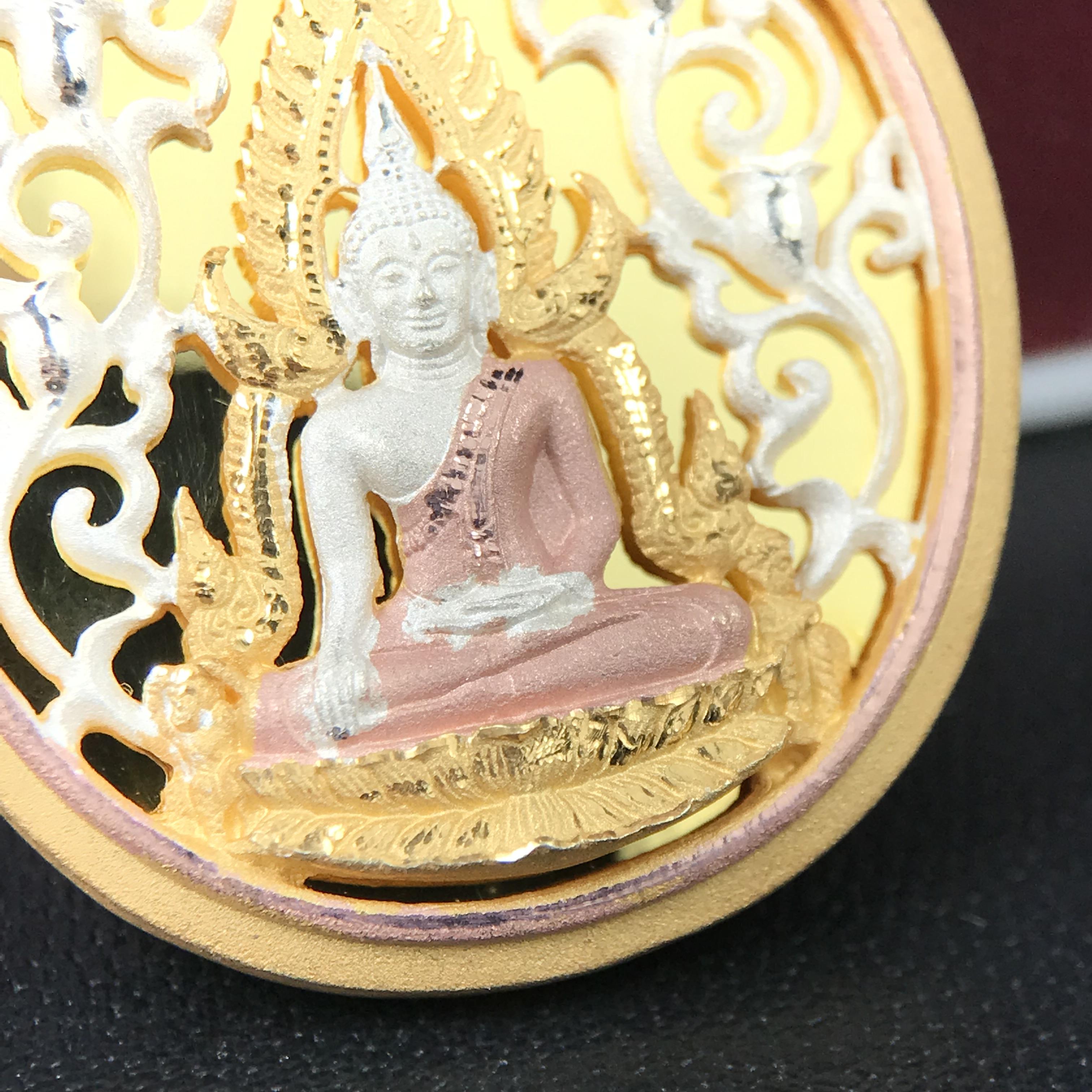 พระพุทธชินราช รุ่น ประวัติศาสตร์ มูลนิธิเพื่อตำรวจไทยจัดสร้าง ปี 2562 เนื้อเงินชุบสามกษัตริย์ขัดเงา พิมพ์เหรียญรูปไข่ฉลุลายไทย พิมพ์ใหญ่ พระพุทธชินราช แบบจิวเวอร์รี่(ขนาดสูง 2.9 ซม.)(สภาพสวยซีนซองเดิม กล่องบรรจุเดิมครบสมบูรณ์)(เลขเรียงสวย องค์หมายเลข 123)