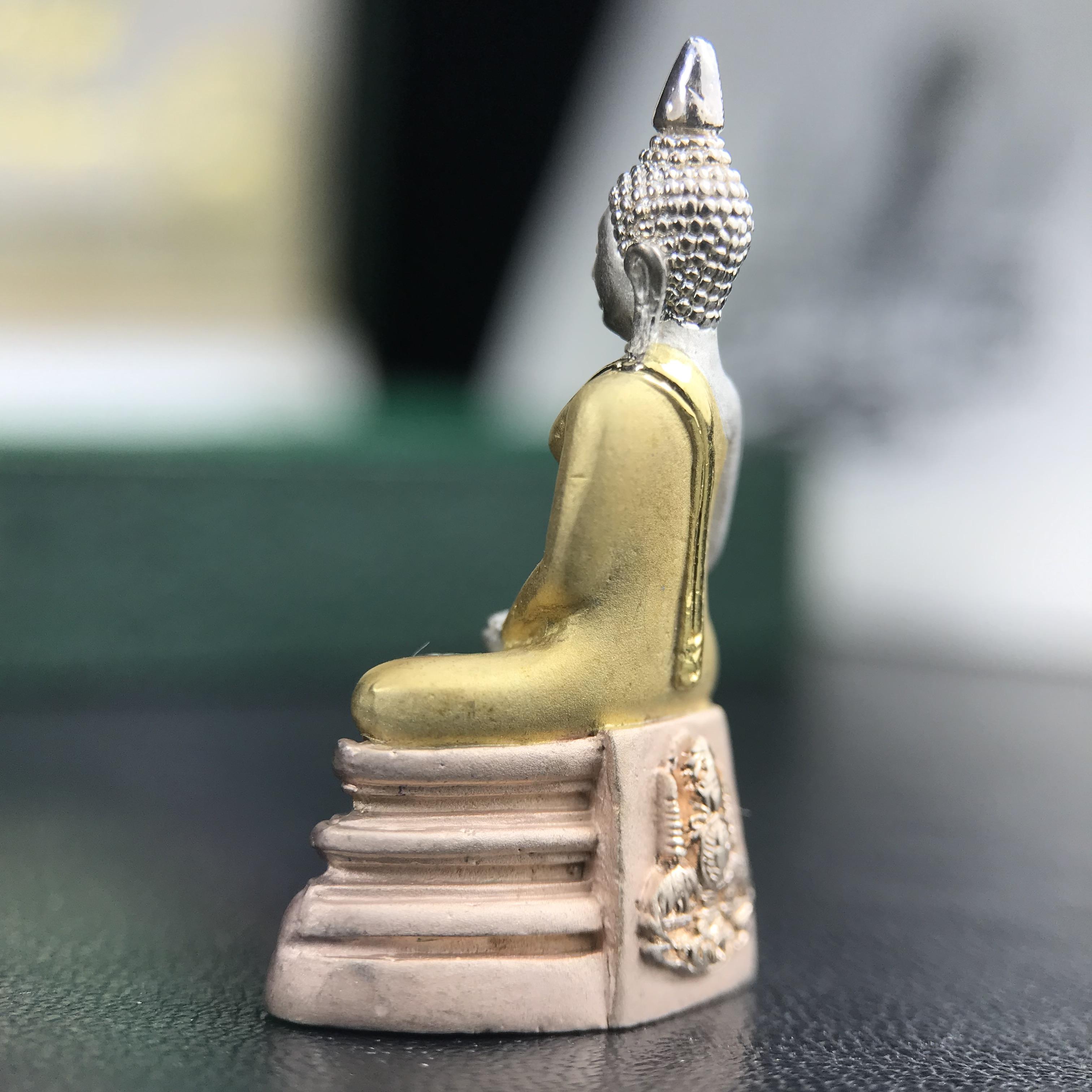 พระพุทธโสธร ภปร. รุ่นย้อนยุค สร้างพระอุโบสถ สมาคมชาวฉะเชิงเทรา จัดสร้าง ปี 2539 วโรกาสครองสิริราชสมบัติครบ 50 ปี เนื้อเงินชุบสามกษัตริย์ทรายนวลขัดเงาบางส่วน(สภาพผิวเดิม เก่าเก็บอย่าดี สวยมาก แบบนี้หายาก) พร้อมกล่องบรรจุและใบรับรองเดิมครบสมบูรณ์