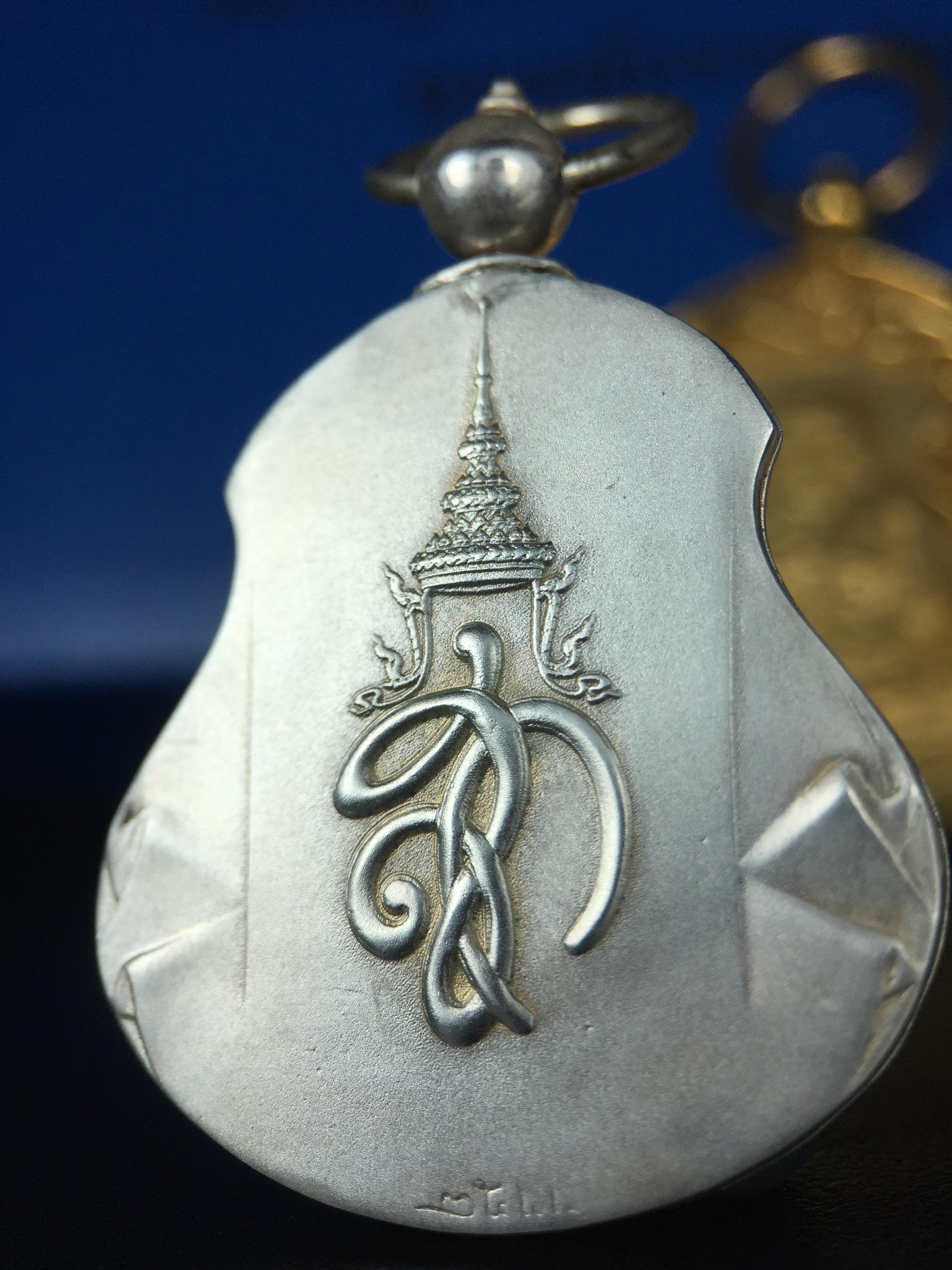 เหรียญหลวงปู่ทวด พระนามาภิไธย สก. แบบงานฉลุโบราณ(HAND MADE) ปี 2544 ชุดทองคำ(เนื้อทองคำ(15.16 กรัม)+เนื้อเงิน+เนื้อบรอนซ์)พิธีปลุกเสก ณ อุโบสถวัดช้างให้ และ พิธีมังคลาภิเษก ณ พระอุโบสถ วัดพระศรีรัตนศาสดาราม(วัดพระแก้ว) (1 ใน 500 ชุด)พบเจอน้อยหายากมาก