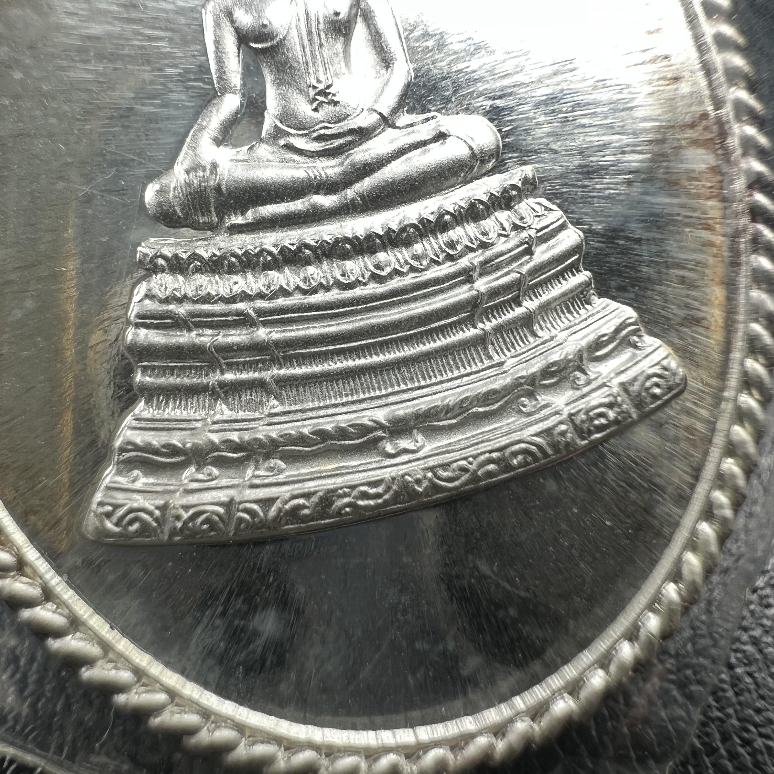 พระศาสดา ภปร.วัดบวรนิเวศวิหาร คณะวิทยาศาสตร์ จุฬาลงกรณ์ฯ ปี2548 จัดสร้างเพื่อเทิดทูนพระบาทสมเด็จพระจอมเกล้า เจ้าอยู่หัว ในวโรกาสครบรอบพระราชสมภพ200ปี เหรียญเนื้อเงิน(สภาพสวยซีนซองเดิมกล่องครบ)ตอกโค๊ดและหมายเลขประจำองค์ 222(เลขสวยเลขตอง)(1ใน499เหรียญ)หายาก