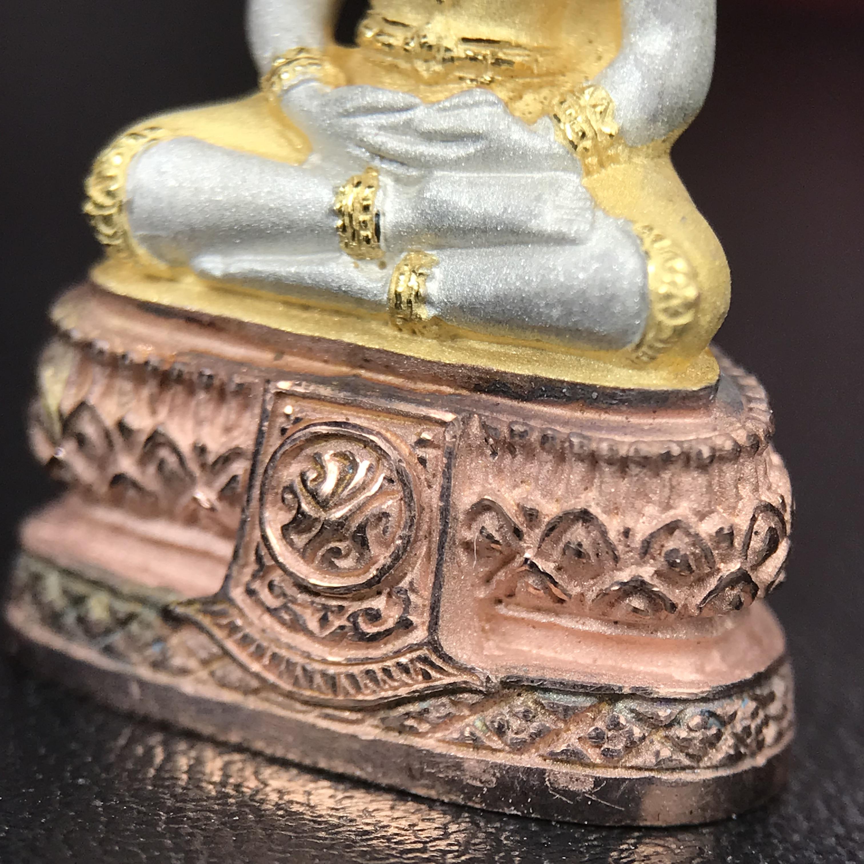 พระแก้วมรกต ภปร.(รุ่นแรก) ปี2545 จัดสร้างในมหาวโรกาส พระบาทสมเด็จพระเจ้าอยู่หัวรัชกาลที่ 9 ครบรอบ 75 พรรษา และฉลองกรุงรัตนโกสินทร์ครบ 220 ปี พิมพ์ลอยองค์ใหญ่ เนื้อเงินบริสุทธิ์ 92.5%(สามกษัตริย์) ขนาด 19*35 มม. พร้อมกล่อง สวยครบสมบูรณ์(องค์หมายเลข ๑๒๑๒)