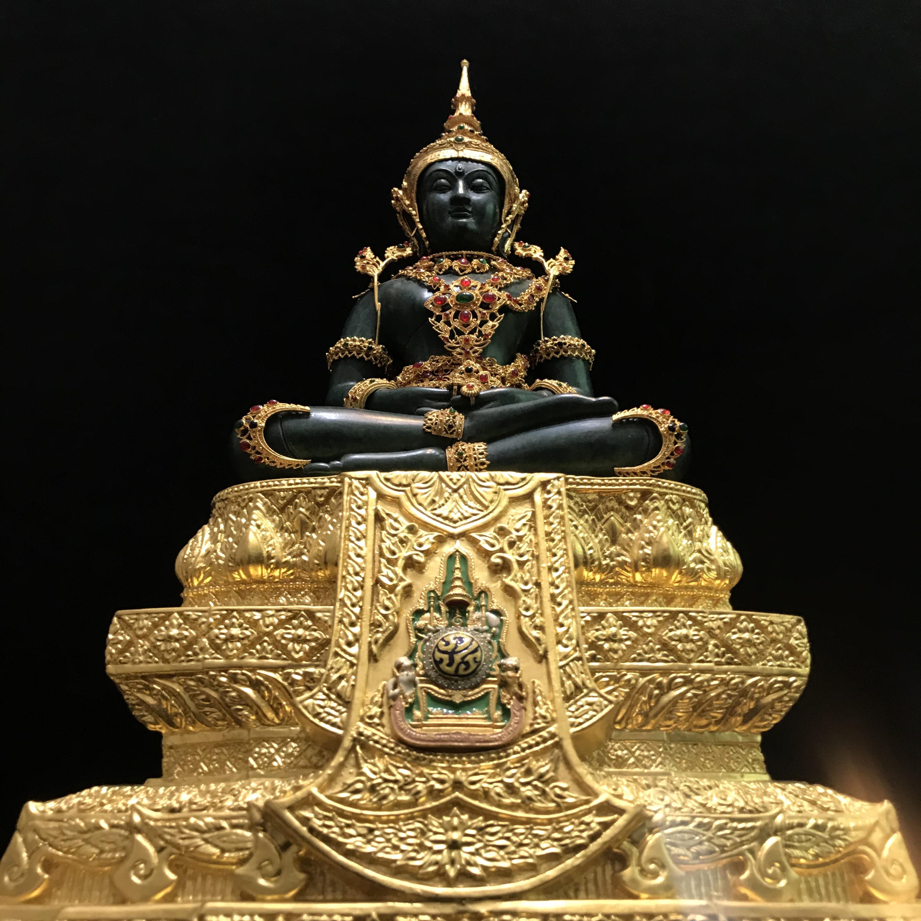 พระแก้วมรกต(จำลอง)ลอยองค์ ขนาดหน้าตัก 5 นิ้ว ทรงเครื่องฤดูร้อน เนื้อโลหะเคลือบสีเขียว เครื่องทรงชุบทองลงยาสี ฐานเนื้อโลหะ ลงรักปิดทองคำ ประดิษฐานตราสัญลักษณ์ฉลองสิริราชสมบัติ ครบ 60 ปี