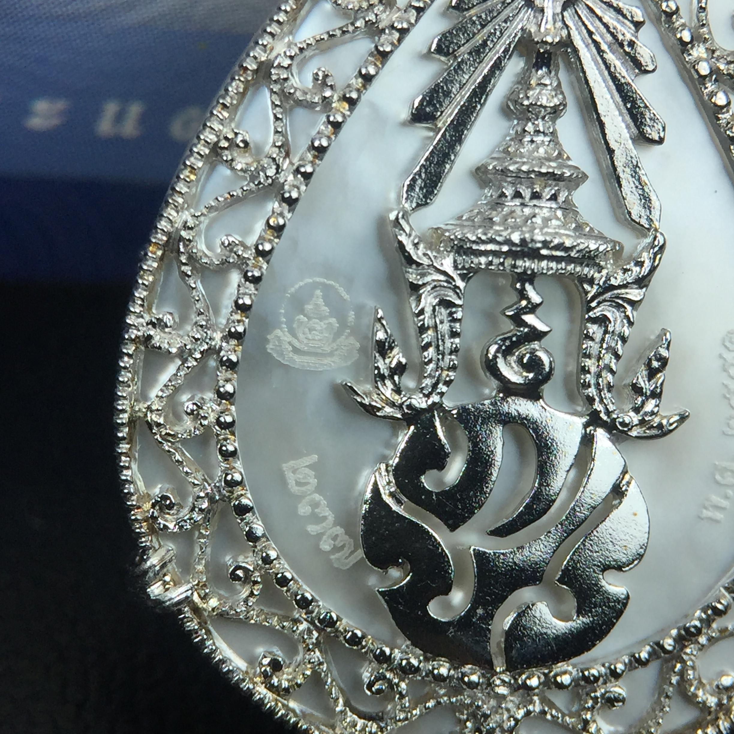 เหรียญพระพุทธชินราช ภปร. โครงการ เพราะแผ่นดินนี้คือแผ่นดินเกิด ปี 2551 รูปหยดน้ำ เนื้อเงินชุบทองคำขาว(ล้อมด้วยกรอบเงินชุบทองคำขาวสลักเสลาเป็นลวดลายละเอียดอ่อน ส่วนพื้นองค์พระเป็นเปลือกหอยมุขสวยงดงาม )(ขนาด 21 x 29 มม.) (สวยงามหายาก)1ใน5000องค์