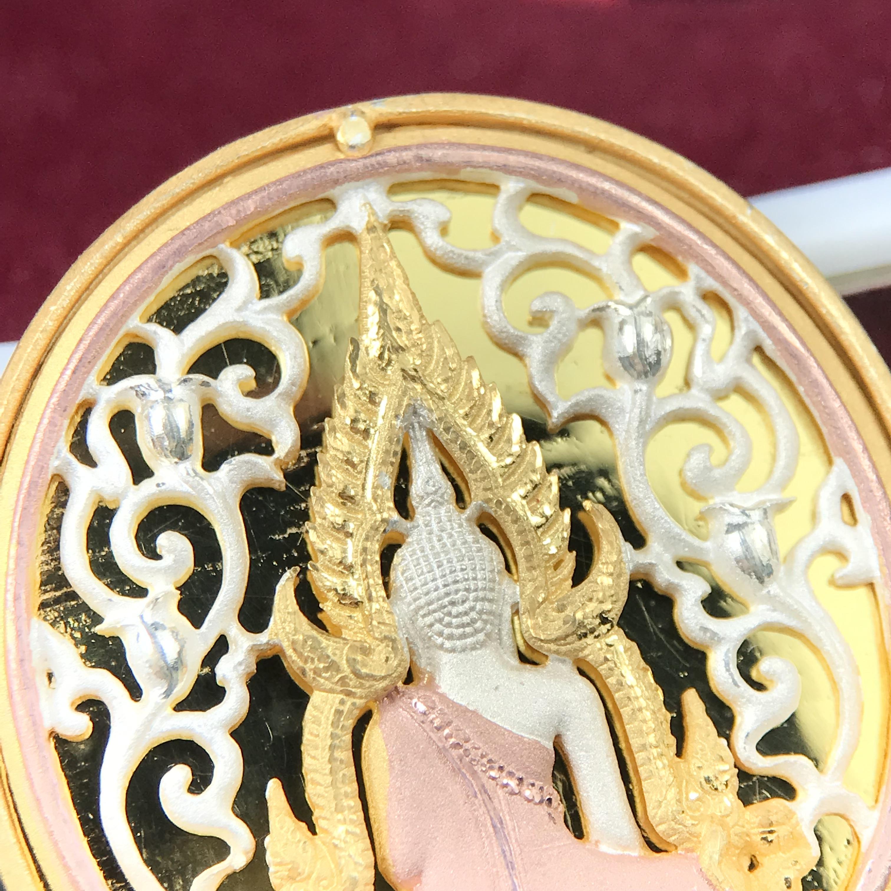 พระพุทธชินราช รุ่น ประวัติศาสตร์ มูลนิธิเพื่อตำรวจไทยจัดสร้าง ปี 2562 เนื้อเงินชุบสามกษัตริย์ขัดเงา พิมพ์เหรียญรูปไข่ฉลุลายไทย พิมพ์ใหญ่ พระพุทธชินราช แบบจิวเวอร์รี่(ขนาดสูง 2.9 ซม.)(สภาพสวยซีนซองเดิม กล่องบรรจุเดิมครบสมบูรณ์)(เลขเรียงสวย องค์หมายเลข 123)