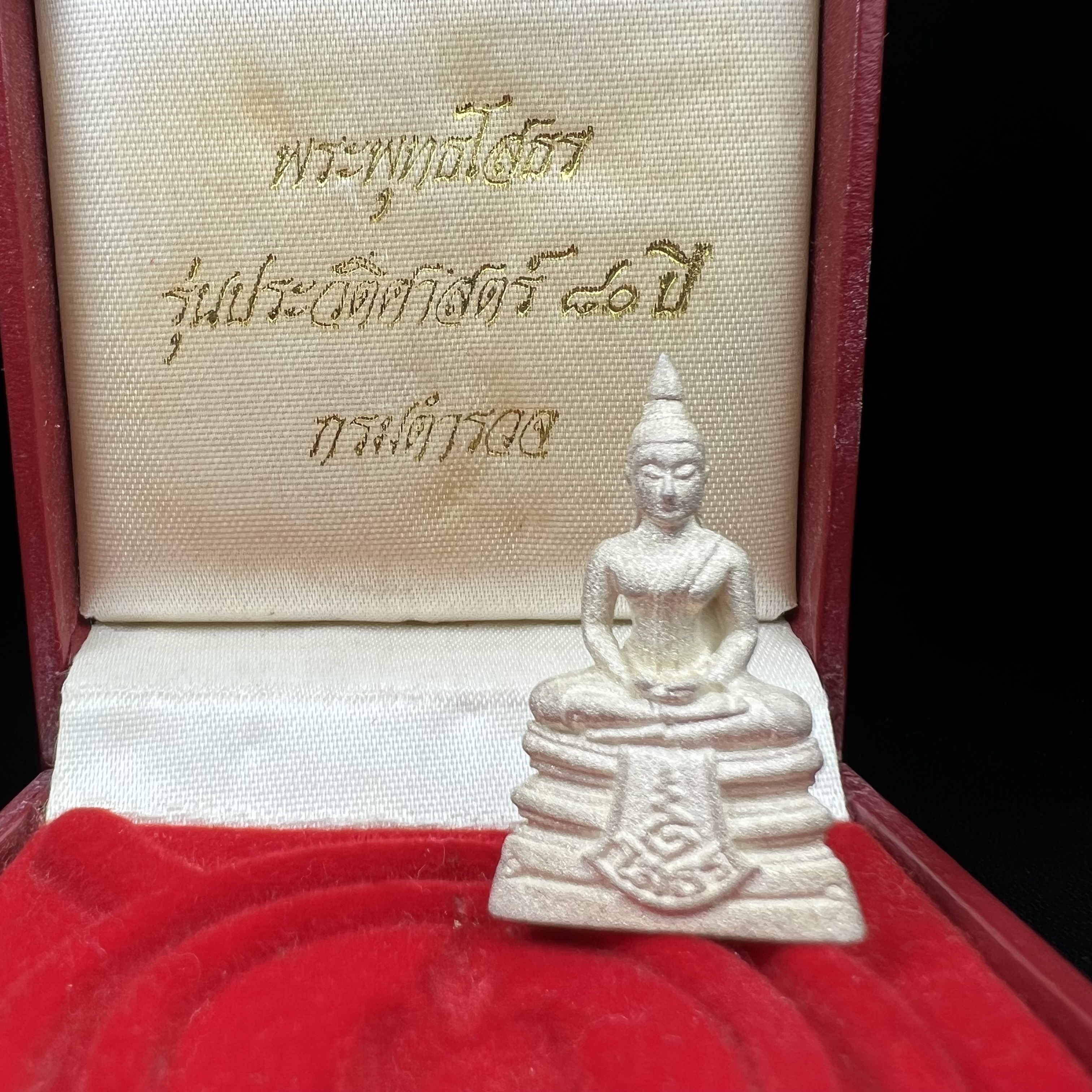 พระพุทธโสธร รุ่นประวติศาสตร์ 80 ปี กรมตำรวจ ปี 2538 เนื้อเงินประกายเพชร(เงินพ่นทราย)พิมพ์ใหญ่ 3.2 ซม. พร้อมกล่องบรรจุเดิม(พระดีพิธีใหญ่ รุ่นยอดนิยม)