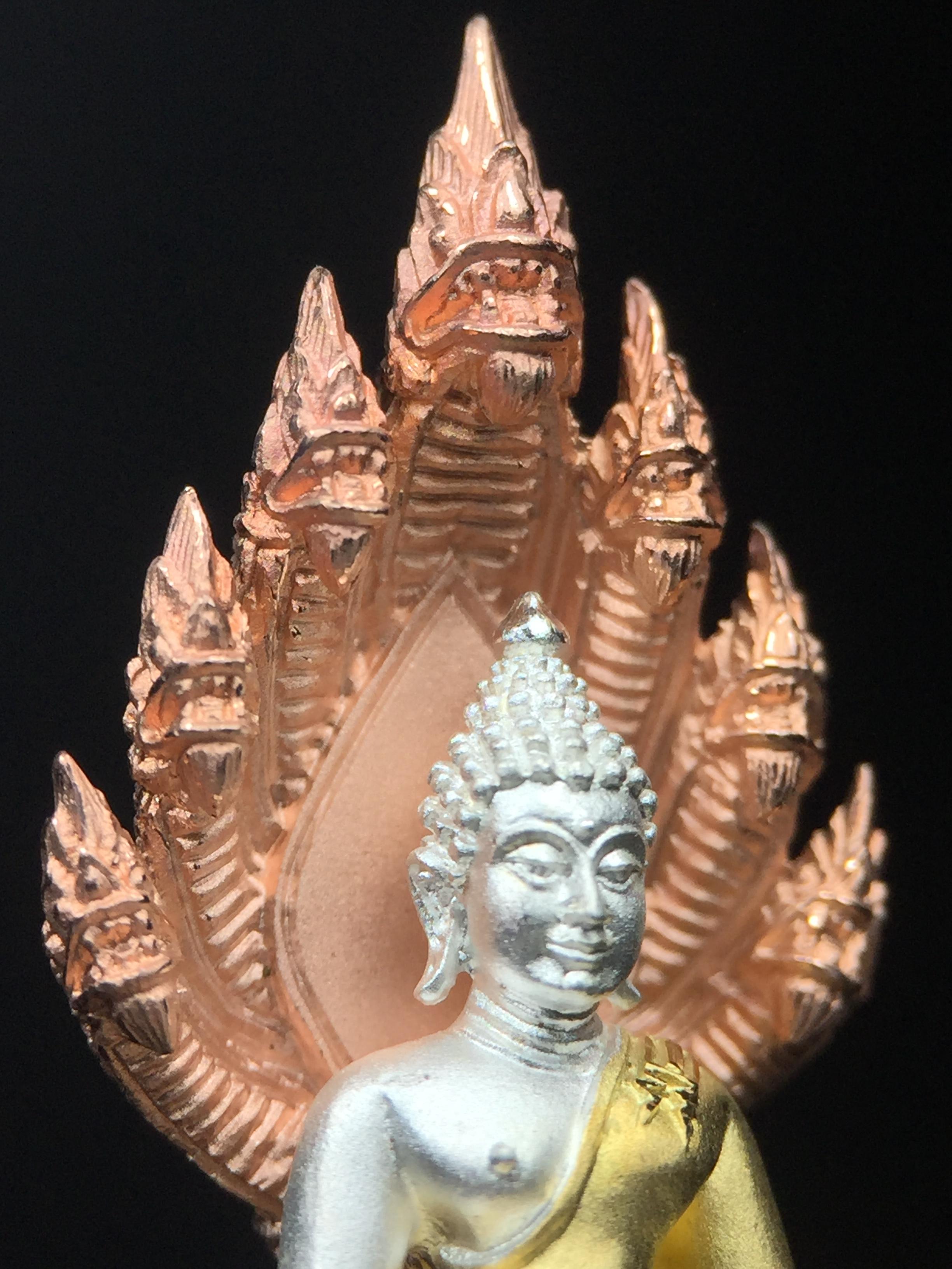 พระนาคปรก สธ. รุ่นสร้างพระอุโบสถเฉลิมพระเกียรติ 4 รอบ 84 พรรษา สมเด็จพระเทพรัตนราชสุดาฯ วัดบวรนิเวศวิหาร ปี 2543 พิมพ์ใหญ่ เนื้อเงินบริสุทธิ์ ชุบสามกษัตริย์แบบพ่นทรายขัดเงาบางส่วน(สภาพ สวย )พิธีใหญ่ พุทธศิลป์งดงาม หายาก (1 ใน 1999 องค์)