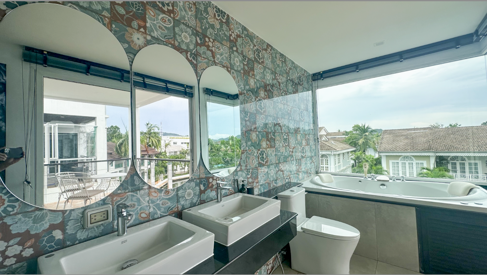 For Rent : Kohkaew, 3- Story Town House, 3 Bedrooms 4 Bathrooms