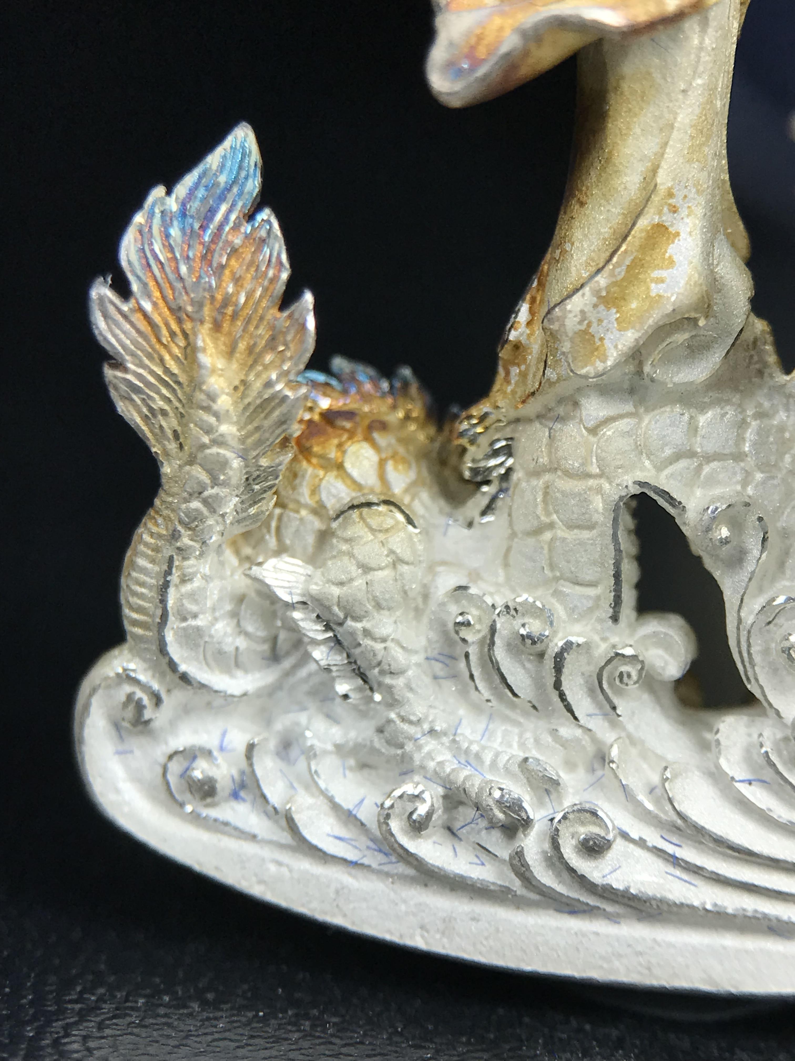 รูปหล่อลอยองค์พระโพธิสัตว์กวนอิม ทรงประทับมังกร จ.ระนอง ปี 2539 เนื้อเงิน พิมพ์ใหญ่(ผิวรุ้งไฟ)(สภาพผิวเดิมขึ้นสีรุ้งธรรมชาติสวยแบบนิยม)(เสน่ห์พระเนื้อเงินสีสันที่ธรรมชาติสรรค์สร้าง)เฉลิมฉลองในวโรกาสที่พระบาทสมเด็จพระเจ้าอยู่หัวทรงครองสิริราชสมบัติครบ50ปี