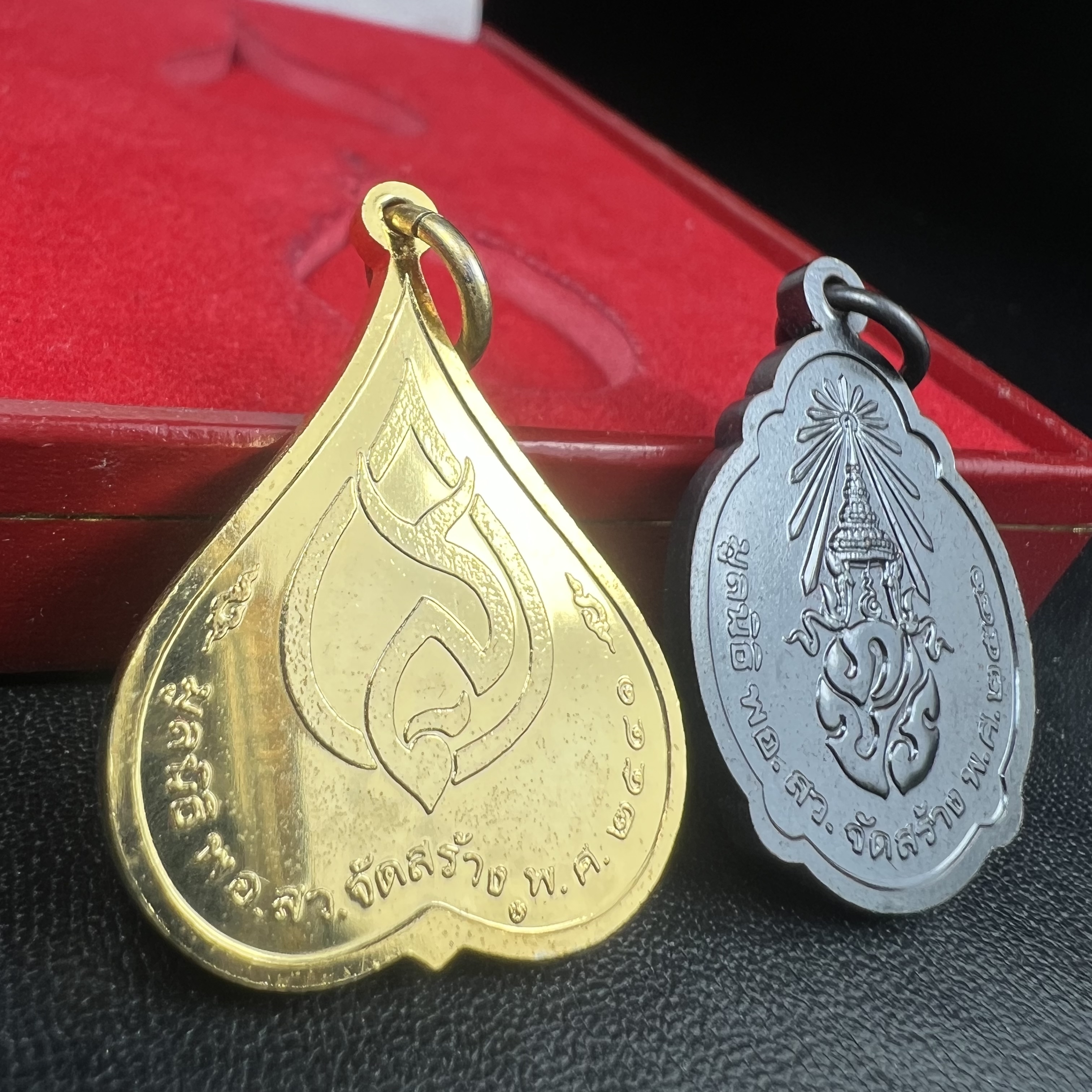 เหรียญพระราชทาน มูลนิธิ พอ.สว. ปี2541 (1ชุด มี 2 เหรียญ สภาพสวยมาก(กล่องเดิม))