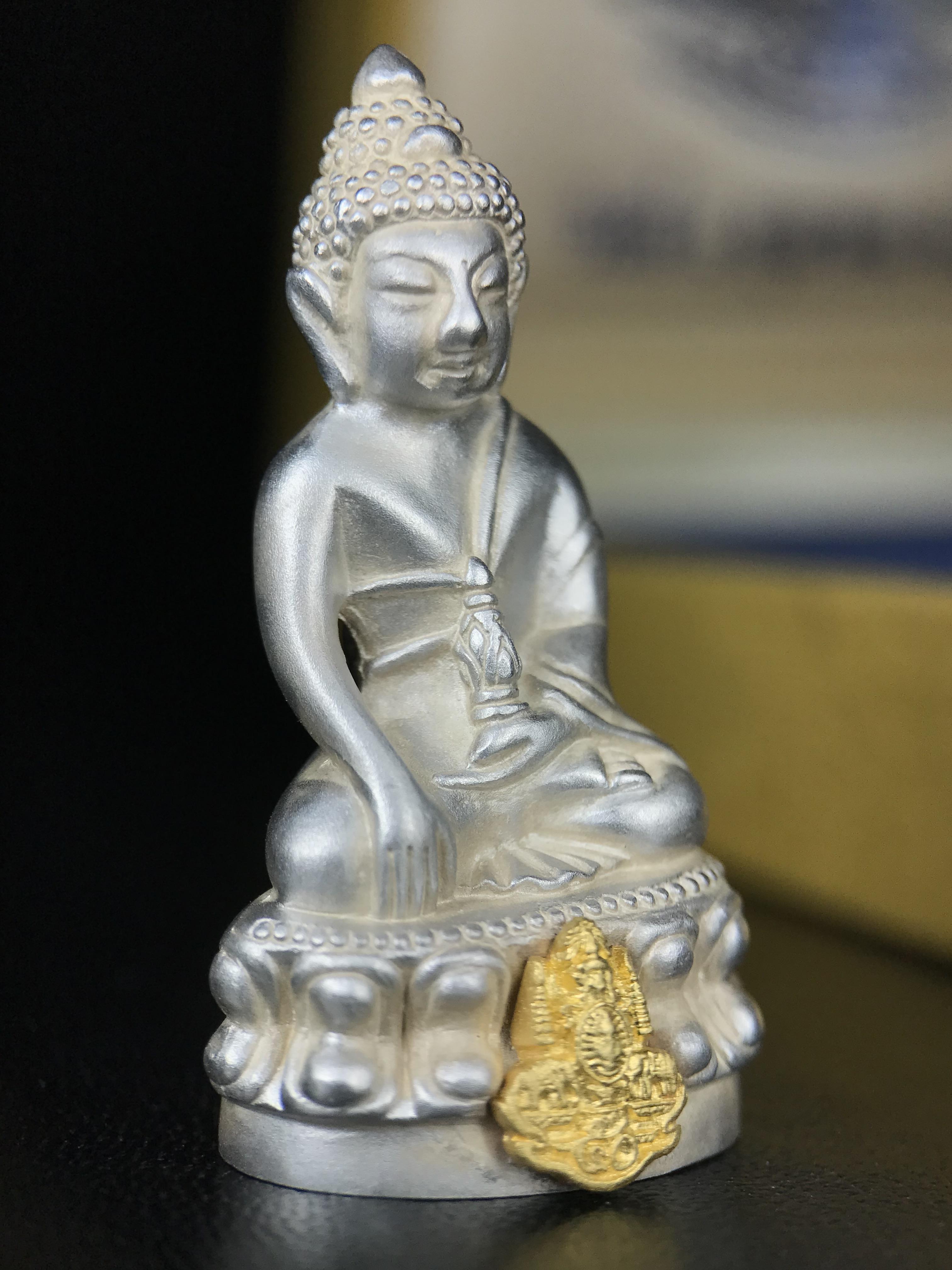 พระกริ่งสมเด็จญาณ วัดบวรนิเวศวิหาร เนื้อเงินบริสุทธิ์ 92.5% ตรากาญจนาภิเษกทองคำ(เนื้อทองคำแท้) พระราชทานแจกเมื่อ 3 ตุลาคม 2538 จัดสร้างในวโรกาส สมเด็จพระญาณสังวร สมเด็จพระสังฆราช ฉลองพระชนมายุครบ 82 พรรษา และฉลองครองราชสมบัติครบ 50 ปี รัชกาลที่ 9 (หายาก)