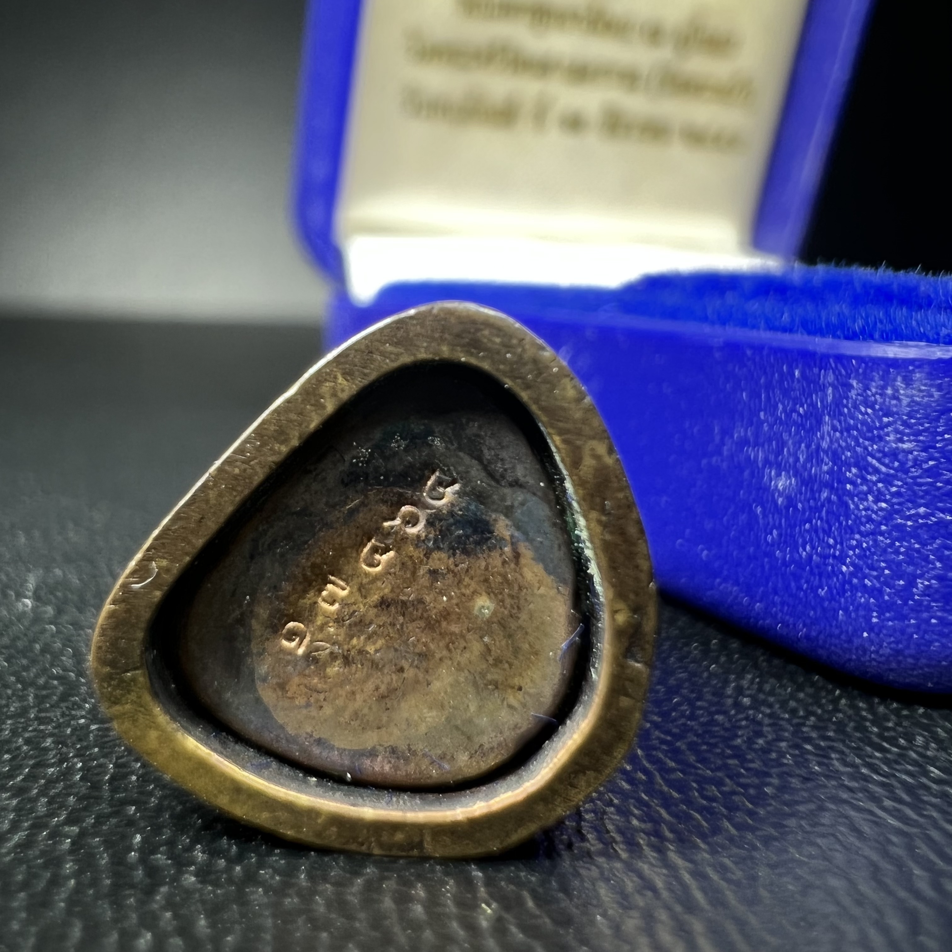 รูปเหมือนหล่อลอยองค์หลวงปู่ทวด รุ่น 111ปี กระทรวงกลาโหม เนื้อนวโลหะรมดำ-ปัดเงา ปี2540 พิธีใหญ่ สภาพสวย เข้มขลัง นิยม พร้อมกล่องบรรจุเดิม