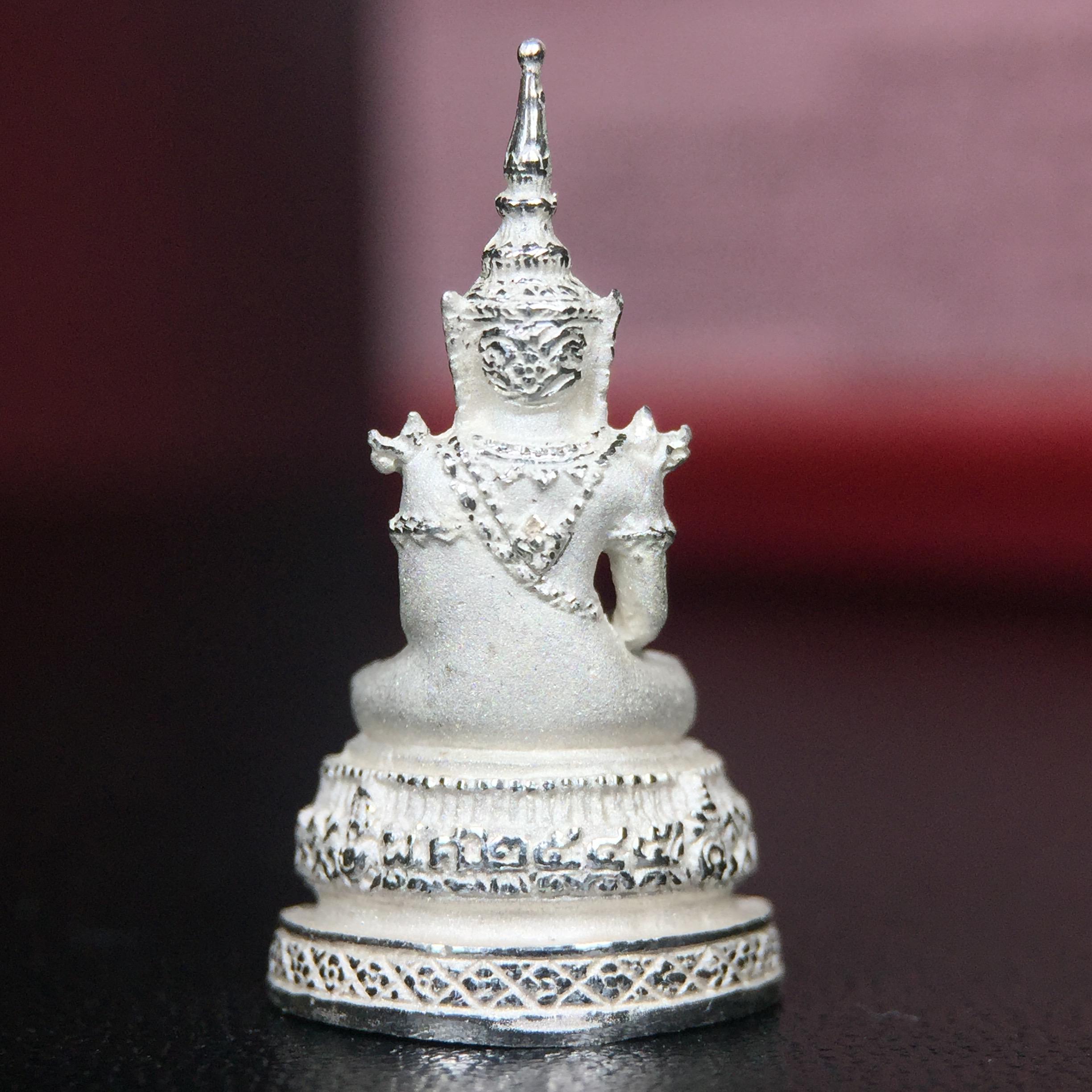 พระแก้วมรกต ภปร.(รุ่นแรก) ปี2545 จัดสร้างในมหาวโรกาส พระบาทสมเด็จพระเจ้าอยู่หัวรัชกาลที่ 9 ครบรอบ 75 พรรษา และฉลองกรุงรัตนโกสินทร์ครบ 220 ปี พิมพ์ลอยองค์เล็ก เนื้อเงินบริสุทธิ์ 92.5% ขนาด 10*19 มม. พร้อมกล่องบรรจุเดิม สวยครบสมบูรณ์(องค์หมายเลข 2541)