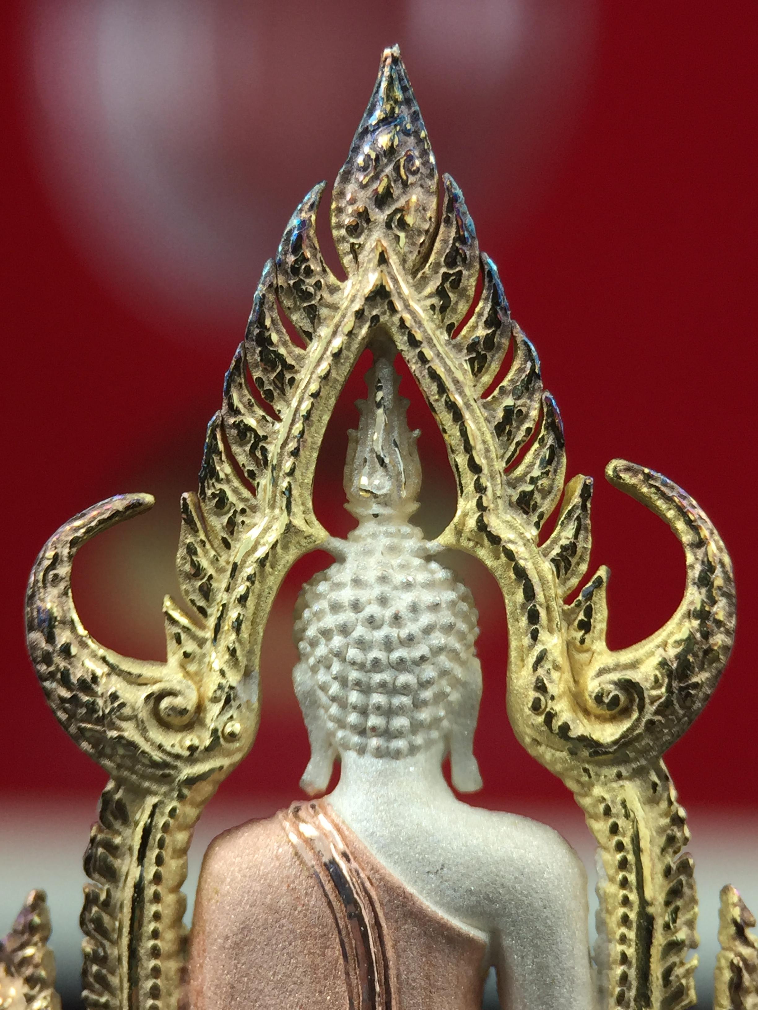 พระพุทธชินราช ภปร. ในวโรกาสพระราชพิธีมหามงคล เฉลิมพระชนมายุ6รอบ 5ธันวาคม2542 มูลนิธิพิทักษ์ดวงตาประชาชน จัดสร้าง เนื้อเงินบริสุทธิ์ 99.9% แบบสามกษัตริย์ขัดเงาบางส่วน พิมพ์ใหญ่ ขนาดสูง 3.4 ซม. พร้อมกล่องบรรจุเดิม