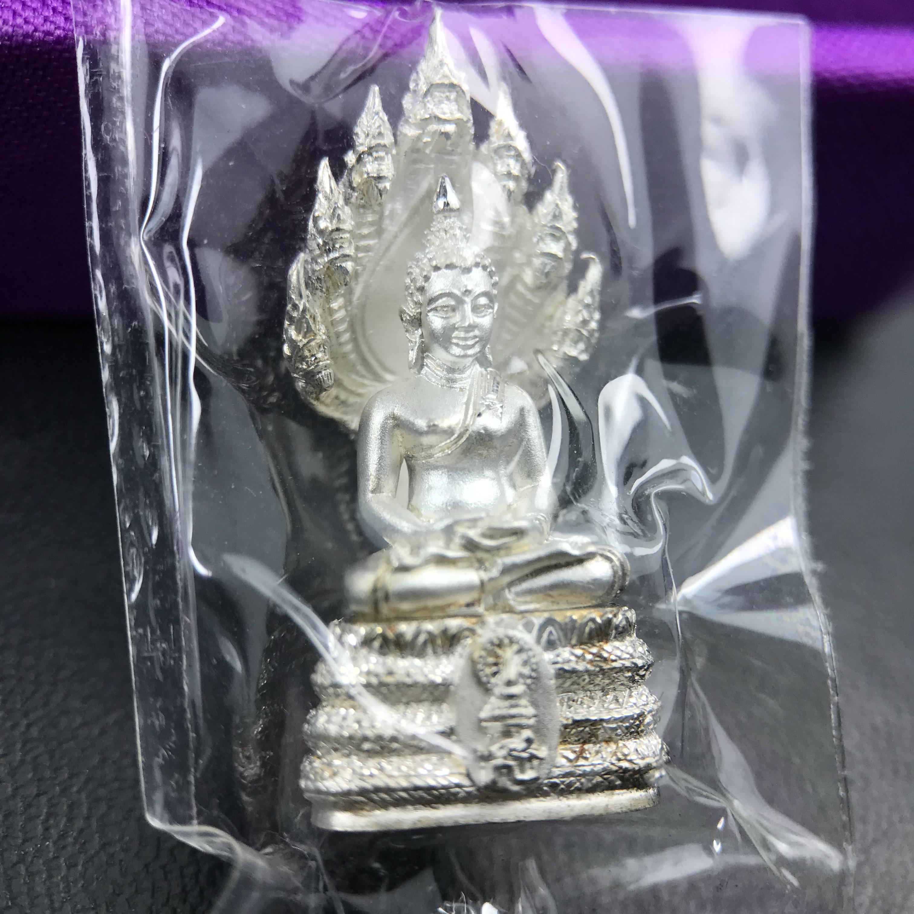 พระนาคปรก สธ. รุ่นสร้างพระอุโบสถเฉลิมพระเกียรติ 4 รอบ 84 พรรษา สมเด็จพระเทพรัตนราชสุดาฯ วัดบวรนิเวศวิหาร ปี 2543 พิมพ์เล็ก เนื้อเงินบริสุทธิ์ แบบพ่นทรายขัดเงาบางส่วน(สภาพ สวย ซีนซองกล่องบรรจุเดิมครบ)พิธีใหญ่ พุทธศิลป์งดงาม หายาก (1 ใน 2999 องค์)