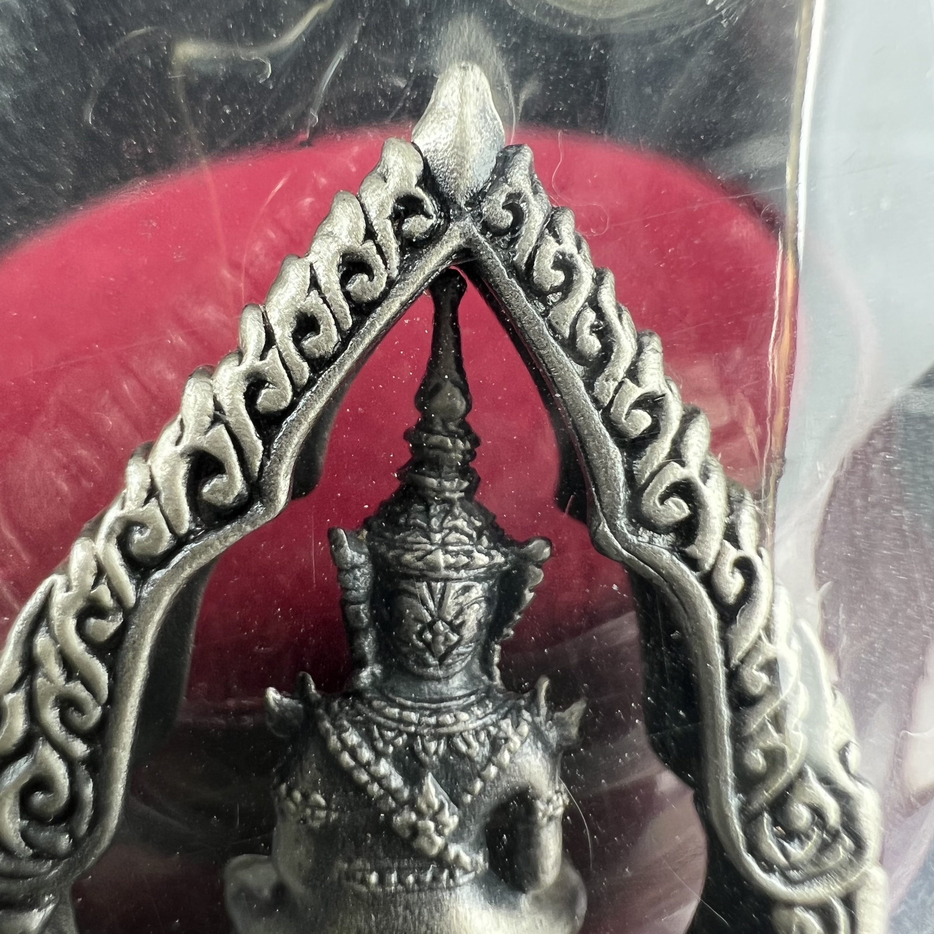 พระแก้วมรกต ภปร.(รุ่นแรก) ปี2545 รุ่นฉลองกรุงรัตนโกสินทร์ครบ 220 ปี พิมพ์ลอยองค์ทรงหยดน้ำ เนื้ออัลปาก้า ชุบเงินลงดำ ขนาด 18*27 มม. พร้อมครอบตั้งโชว์เดิม องค์พระซีนซองเดิม สวยครบสมบูรณ์