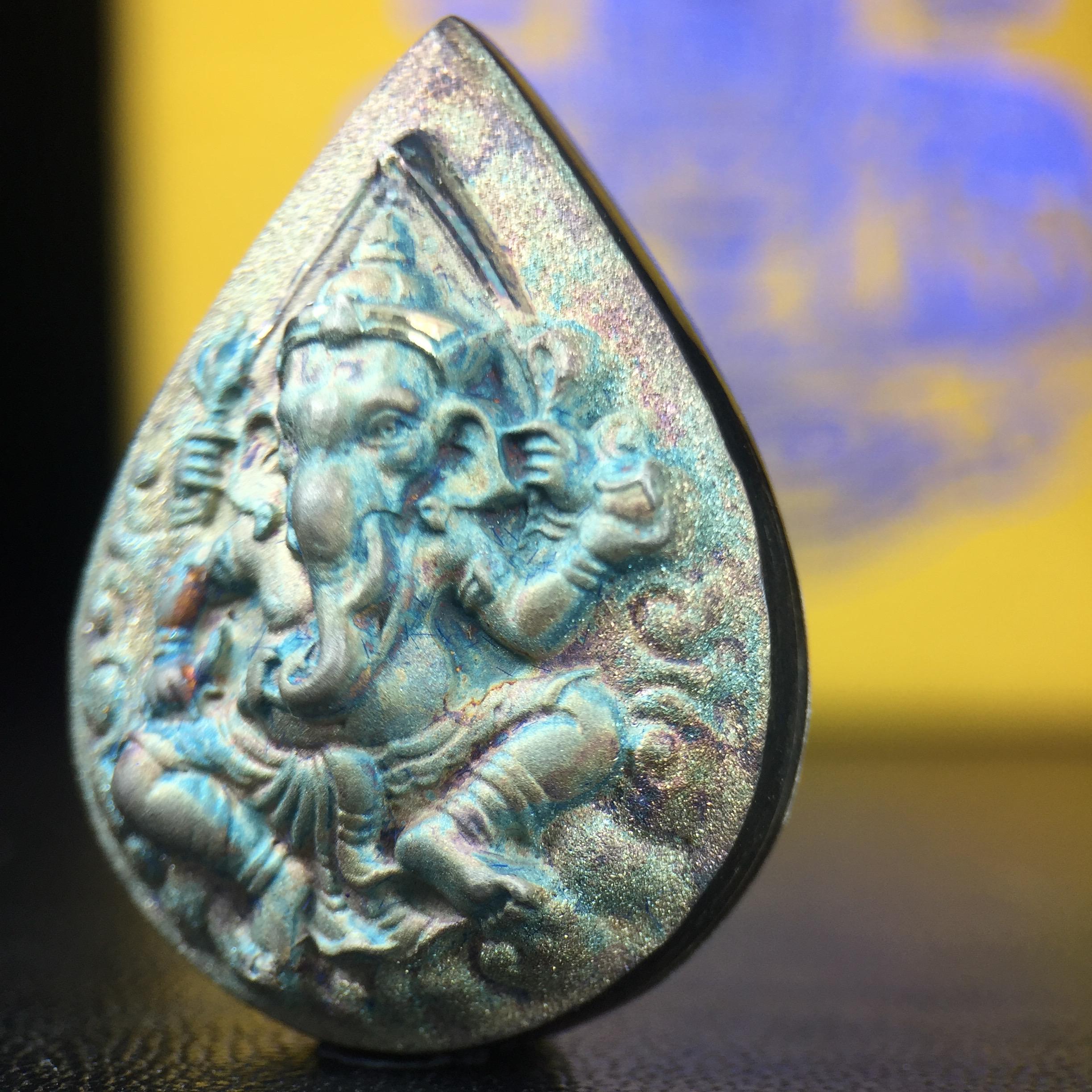 เหรียญพระพิฆเนศวร ญสส. ชุดกาญจนาภิเษกครองราชย์ 50 ปี พุทธศักราช 2538 พิมพ์ใหญ่(2.9 ซม.) เนื้อเงินผิวเดิมกลับดำขึ้นสีรุ้งเข้มขลังงดงามธรรมชาติสร้างสรรค์ สภาพสวยเดิมพร้อมกล่องบรรจุเดิม ตอกโค๊ดหมายเลขกำกับ(1ใน 5539องค์)